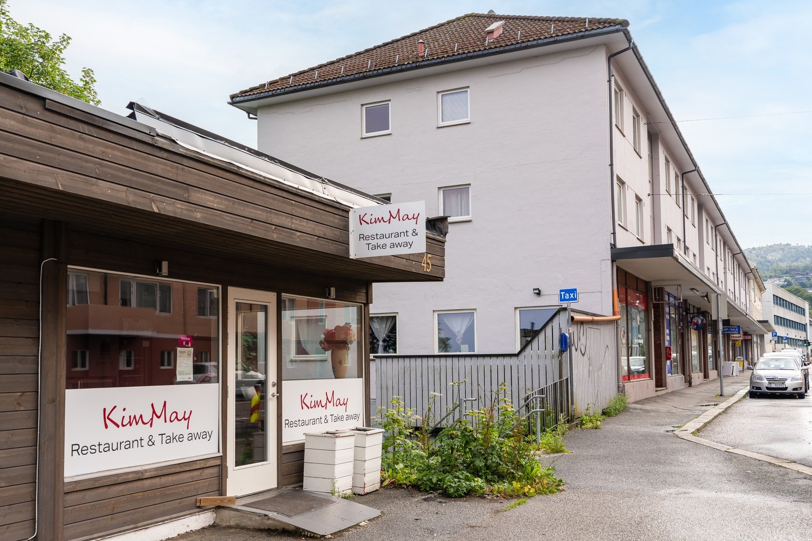 Like ved er det trapp ned til Damsgårdsveien hvor nærmeste bussholdeplass er, samt takeaway. Galleribilde