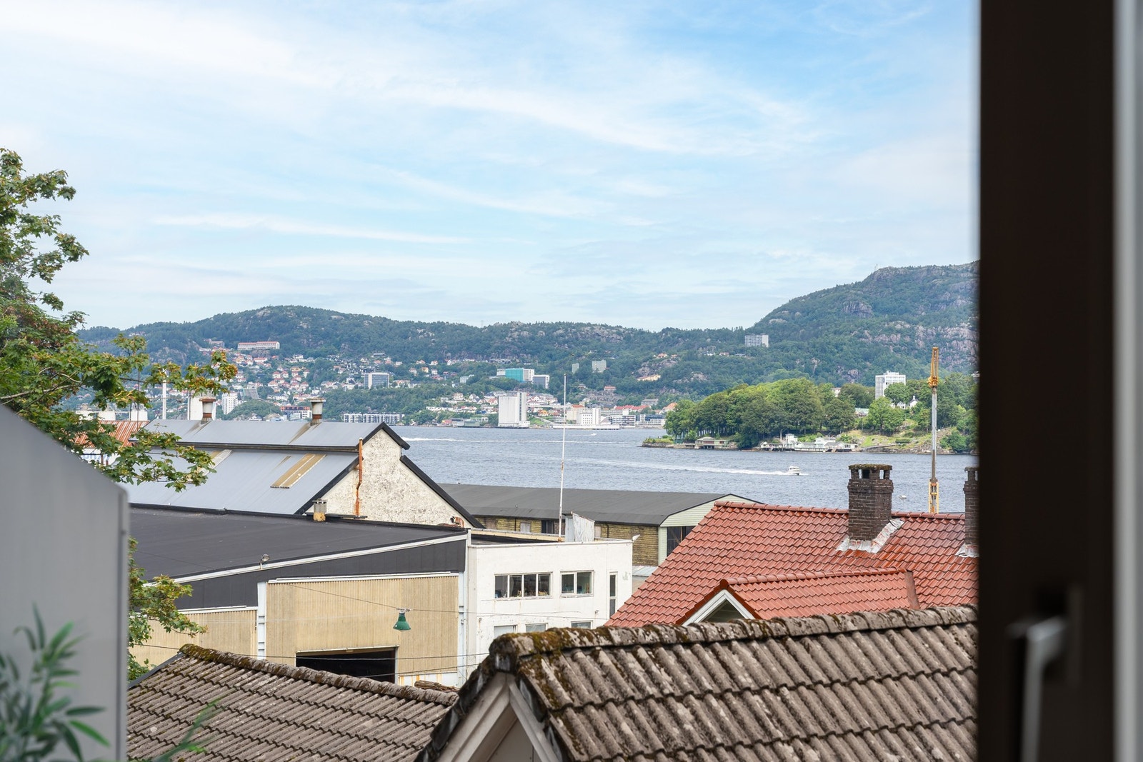 Leiligheten har en herlig terrasse og nydelig utsikt mot Bergen. Galleribilde