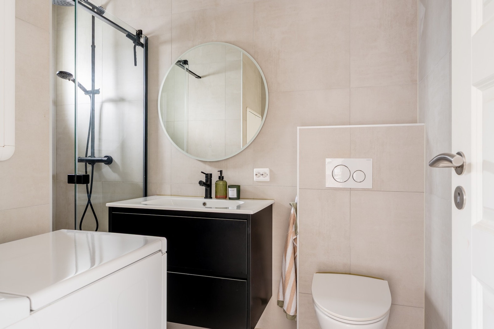 Badet ble pusset opp i 2021 og fremstår moderne med flislagte gulv og vegger, dusjnisje med glassvegger, vegghengt toalett og servant med tilhørende innredning. Galleribilde