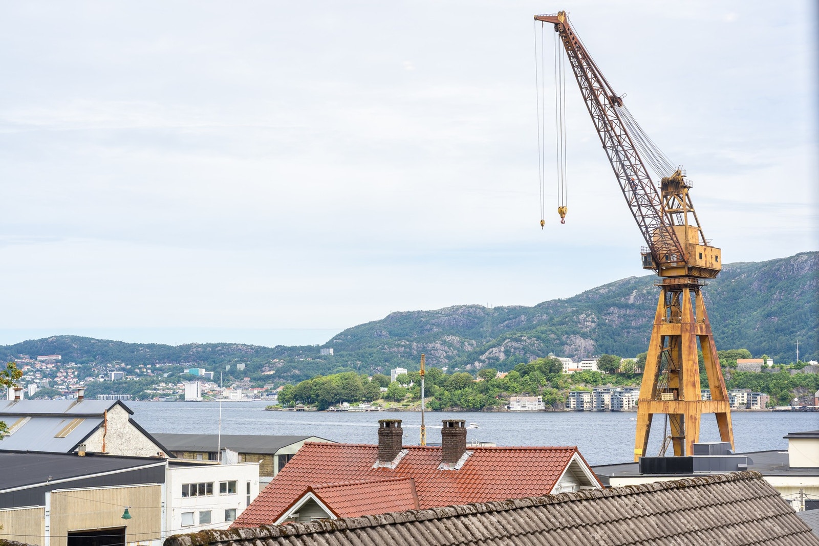Ut stuevinduet ser du helt til Sandviken og innseilingen til Bergen. Galleribilde