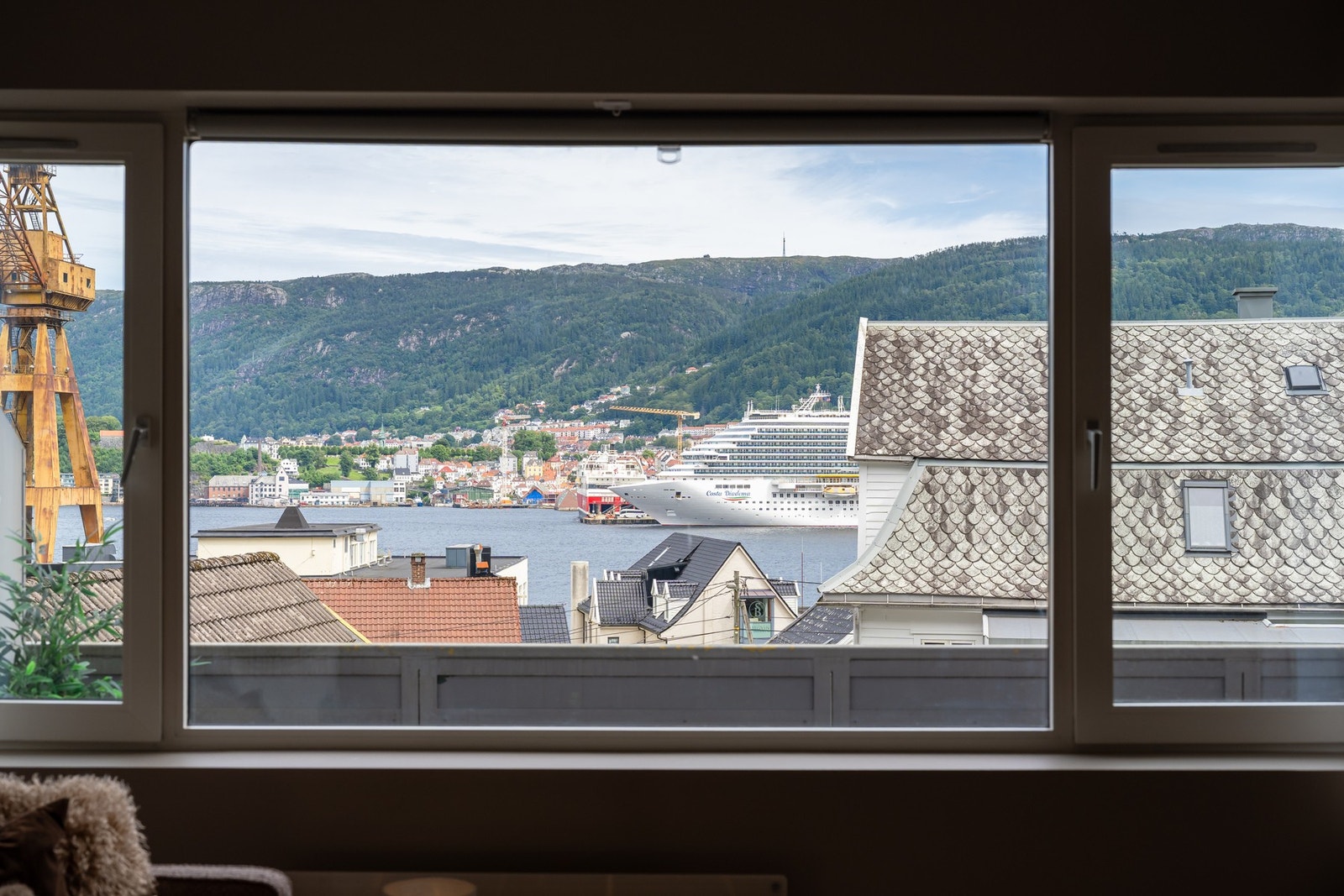 Dette er en stilren og arealeffektiv leilighet som ble pusset opp i 2021 og holder en moderne standard med nytt kjøkken, helfliset bad, nye gulv og oppgraderte overflater. Galleribilde