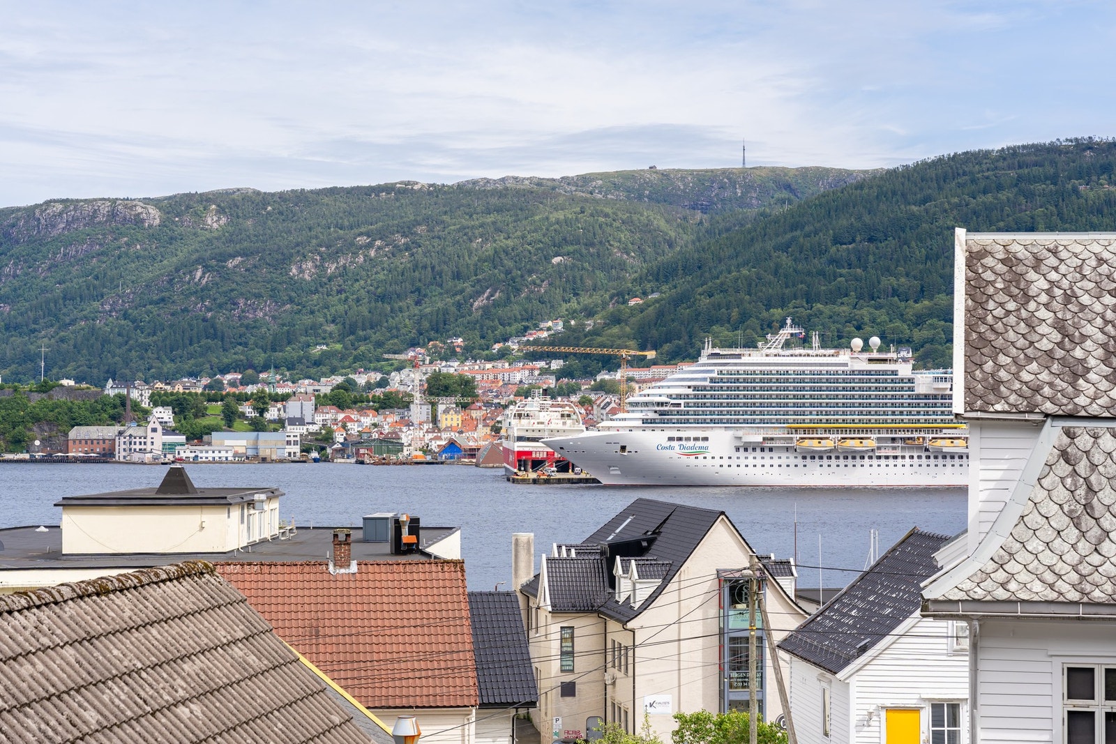 Man har også utsikt mot Nøstet hvor cruisebåter ligger til. Galleribilde