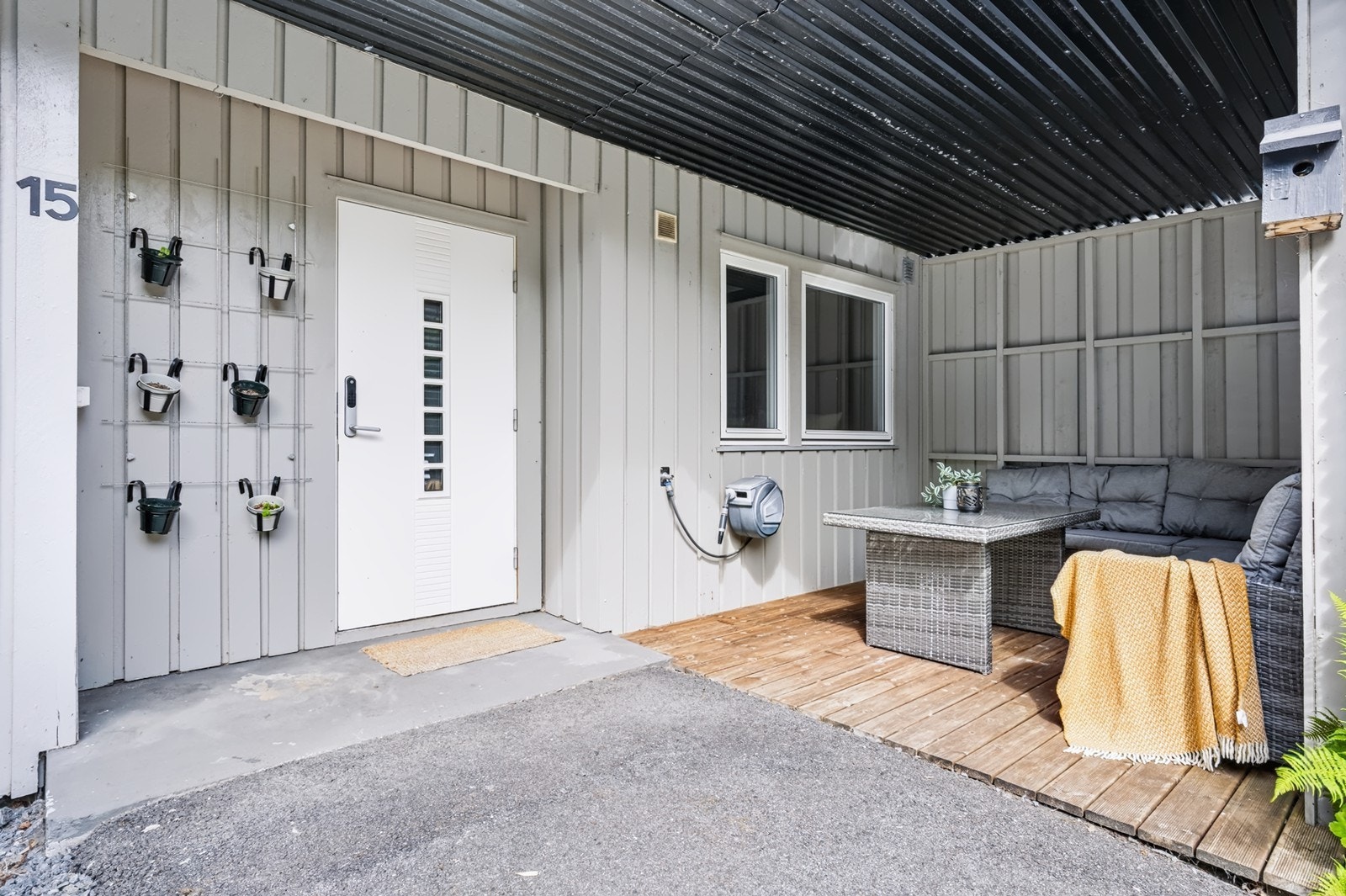Inngangsparti med overbygget terrasse. Galleribilde