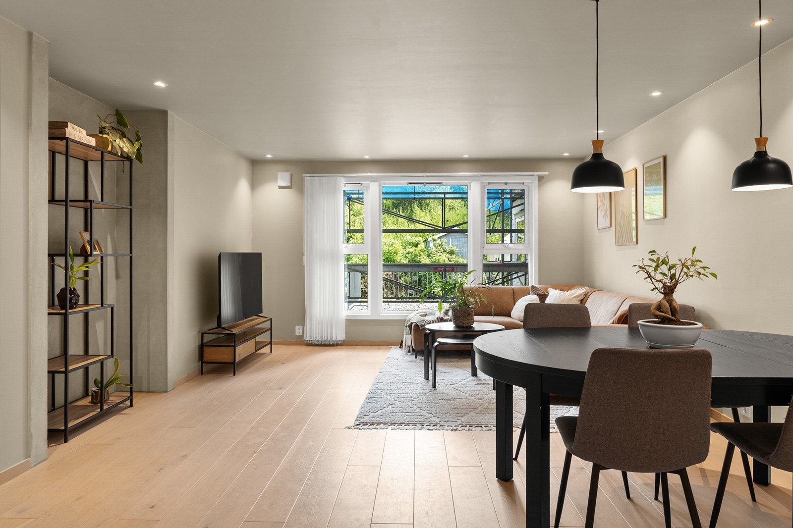 Romslig stue med god plass til sofagruppe og spisebord. Galleribilde