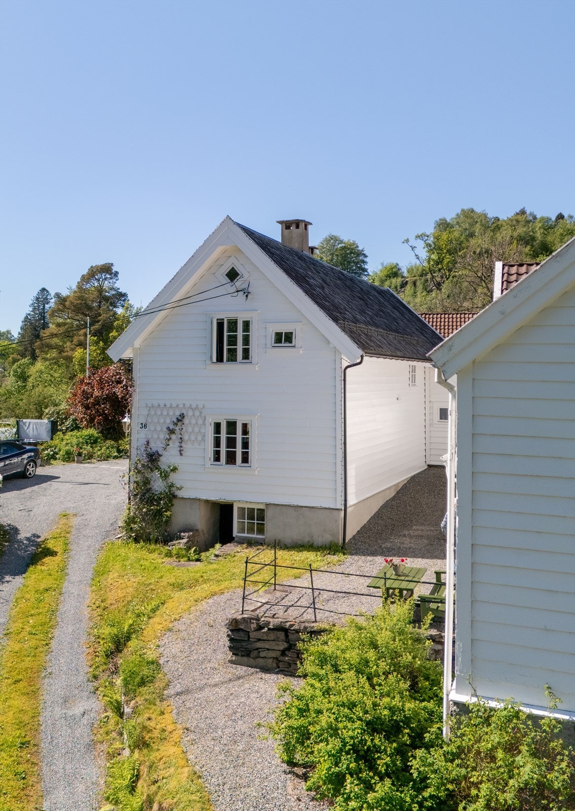 Det er gjort betydelige oppgraderinger på boligen etter 2009 med blant annet nytt tak, ny kledning, nye vinduer, etterisolering, el-arbeid mm. Galleribilde