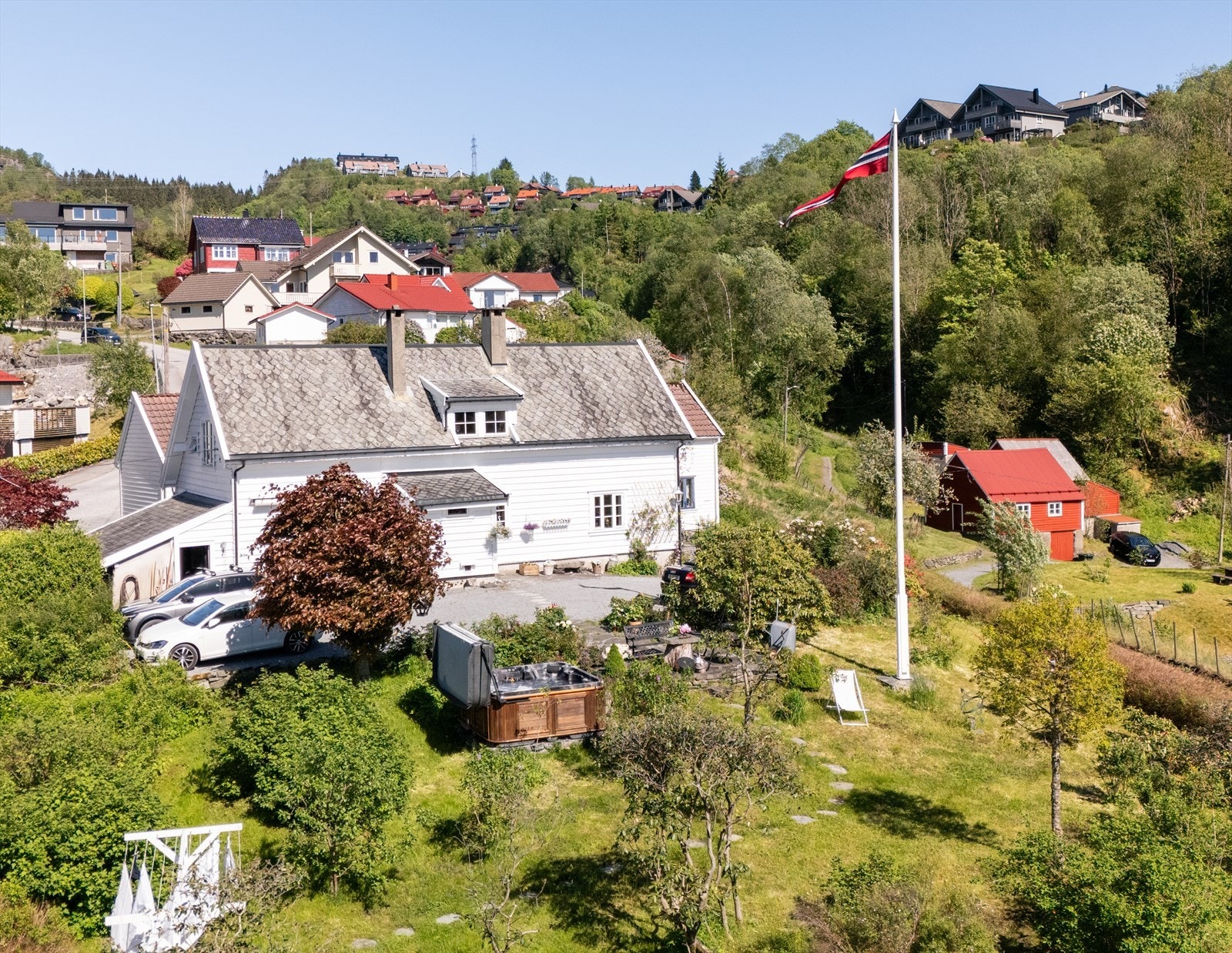 Et vakkert restaurert hus med dype historiske røtter, sjel i hver tømmervegg og en stemning som er både varm, fri og bohemsk. Galleribilde