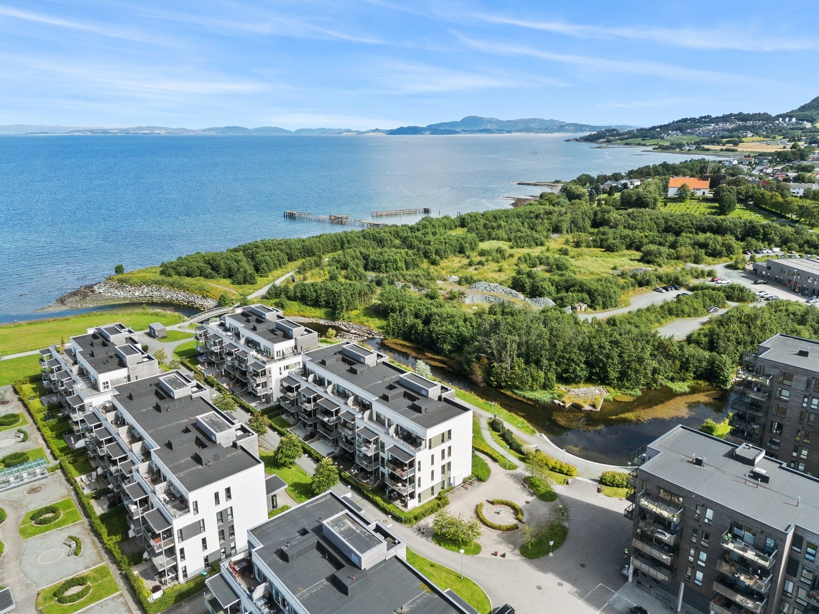 I tillegg til badeplassen på Tømmerstranda og i Hansbakkfjæra er det gangavstand til en rekke andre strender - plassert som perler på en snor langs kysten. Galleribilde