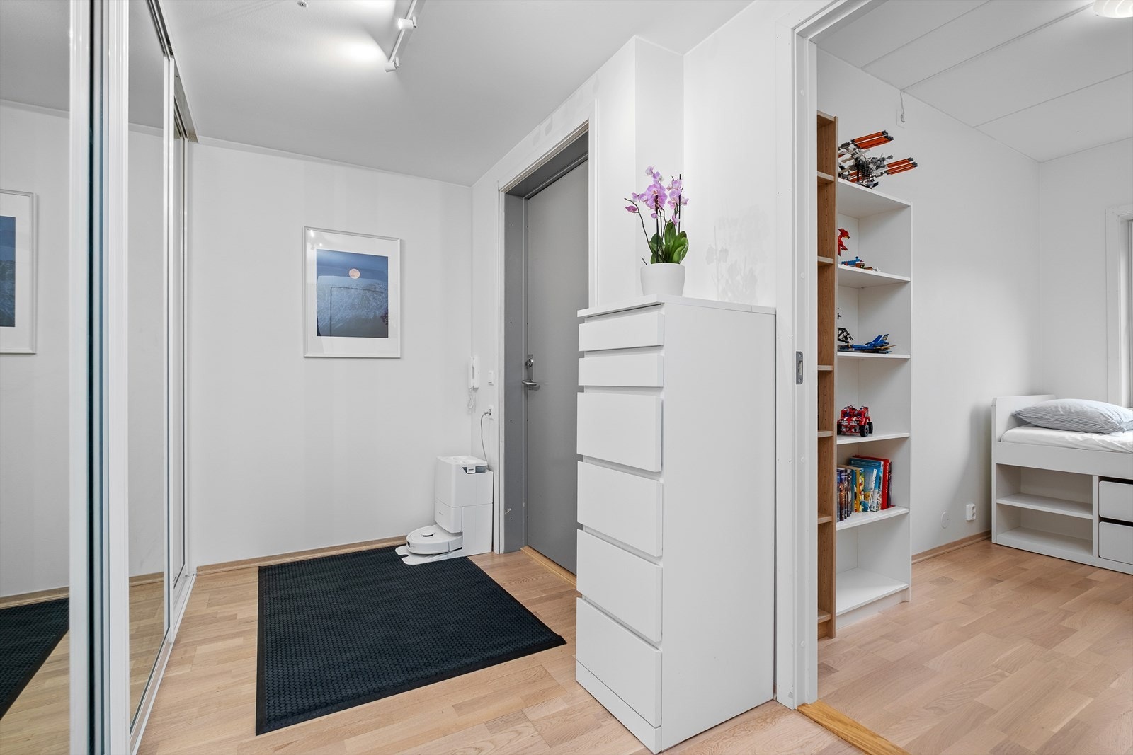 Entreen er på 11m² og byr på gode oppbevaringsmuligheter. Galleribilde