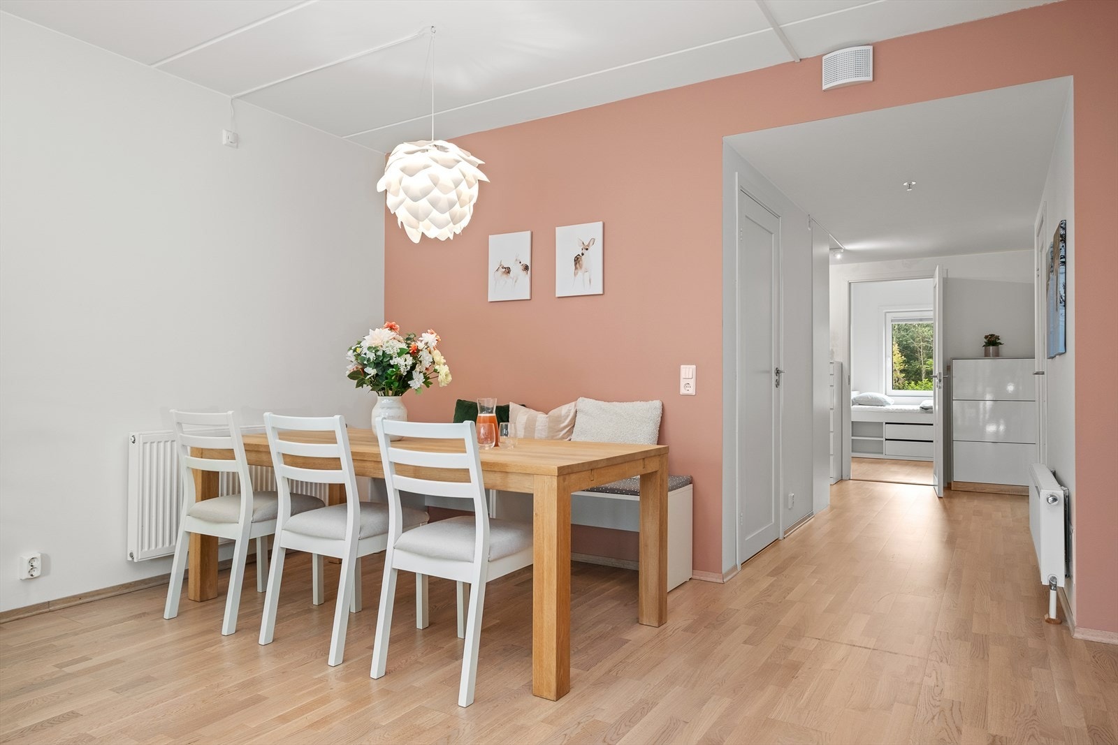 Med leiligheten følger det parkeringsplass i felles p-kjeller hvor det er etablert elbillader og er egen bod. Galleribilde