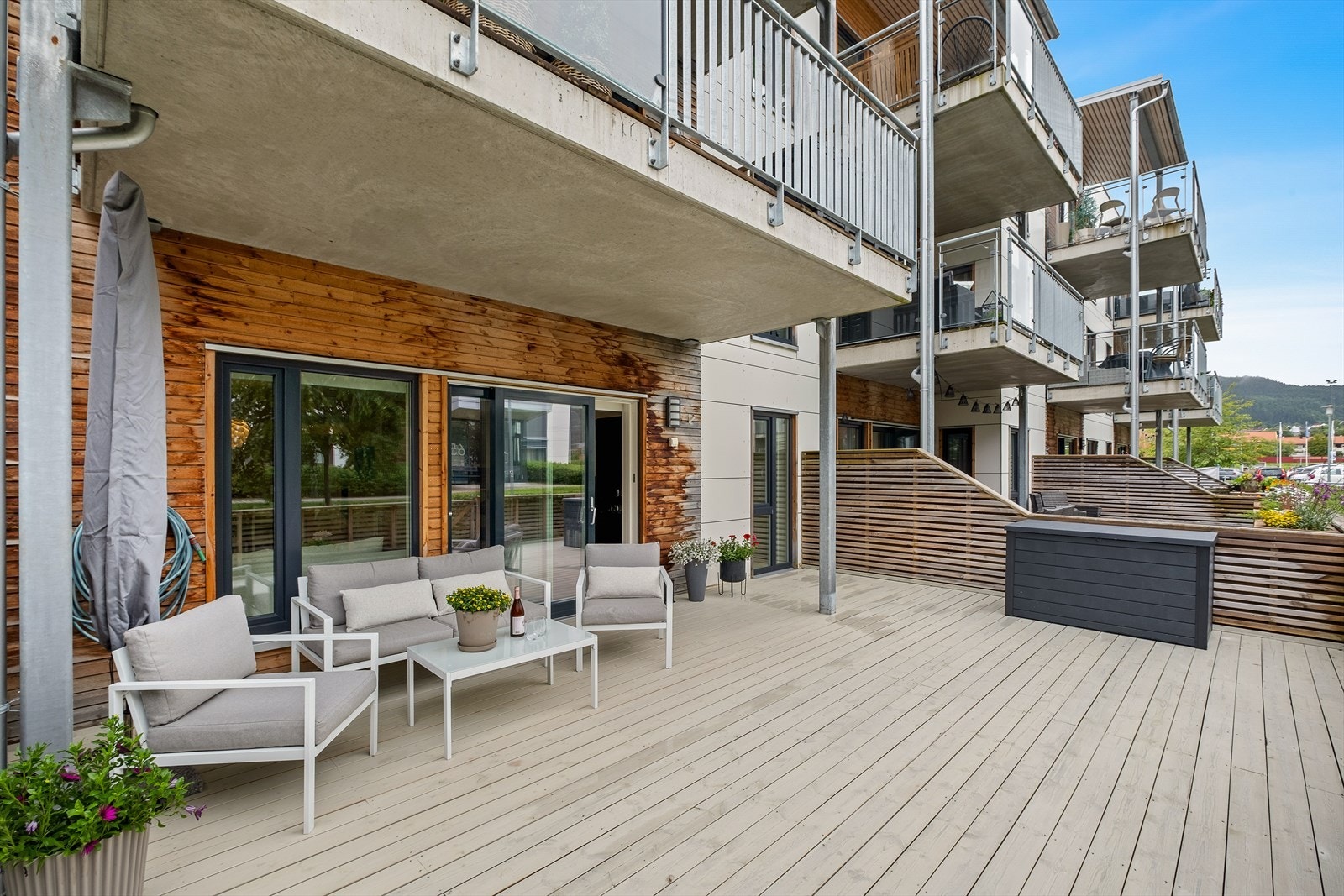 Terrassen er på hele 37 m² og byr på gode solforhold. Galleribilde