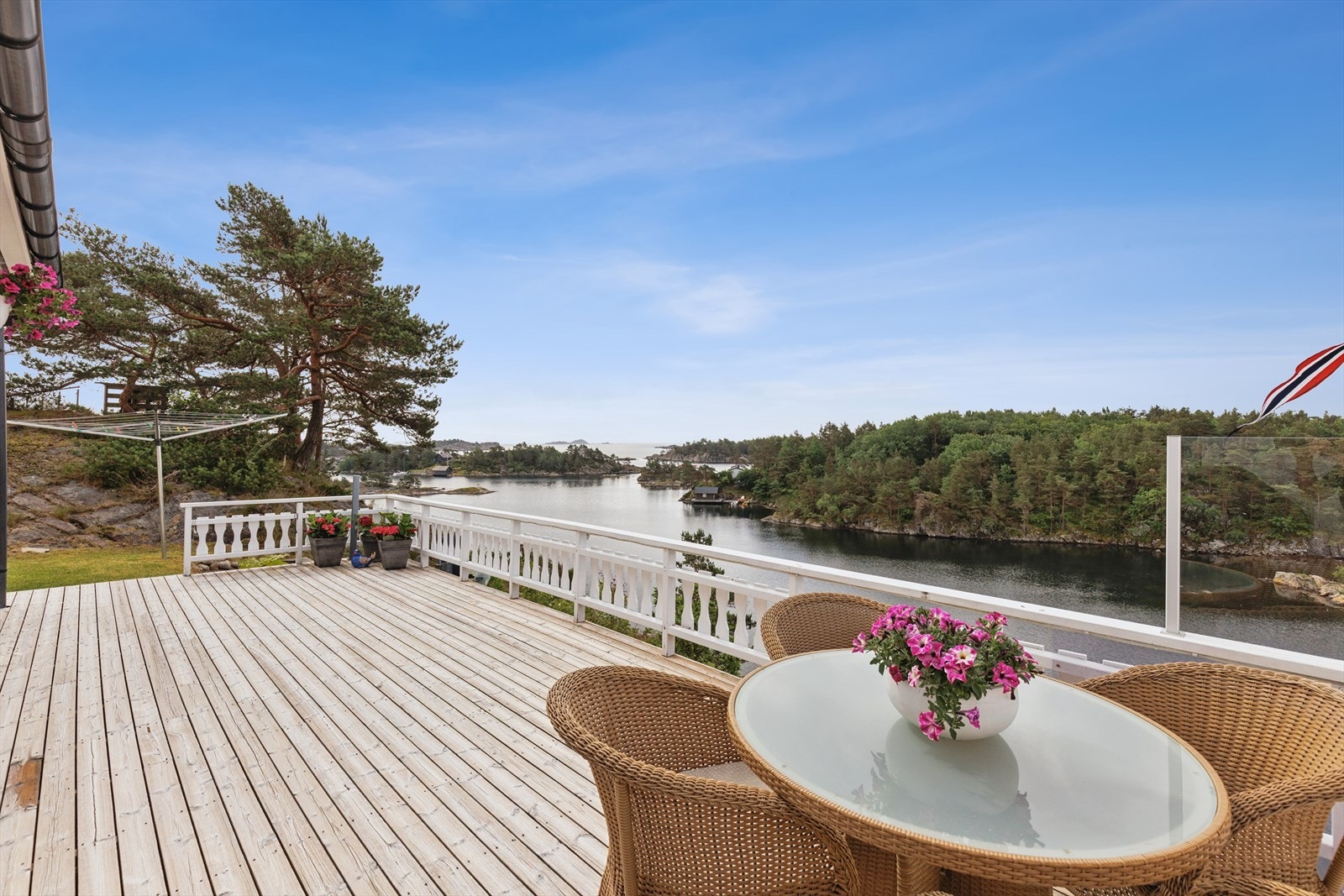 Fra terrassen er det flott utsikt ut fjorden og til havet Galleribilde