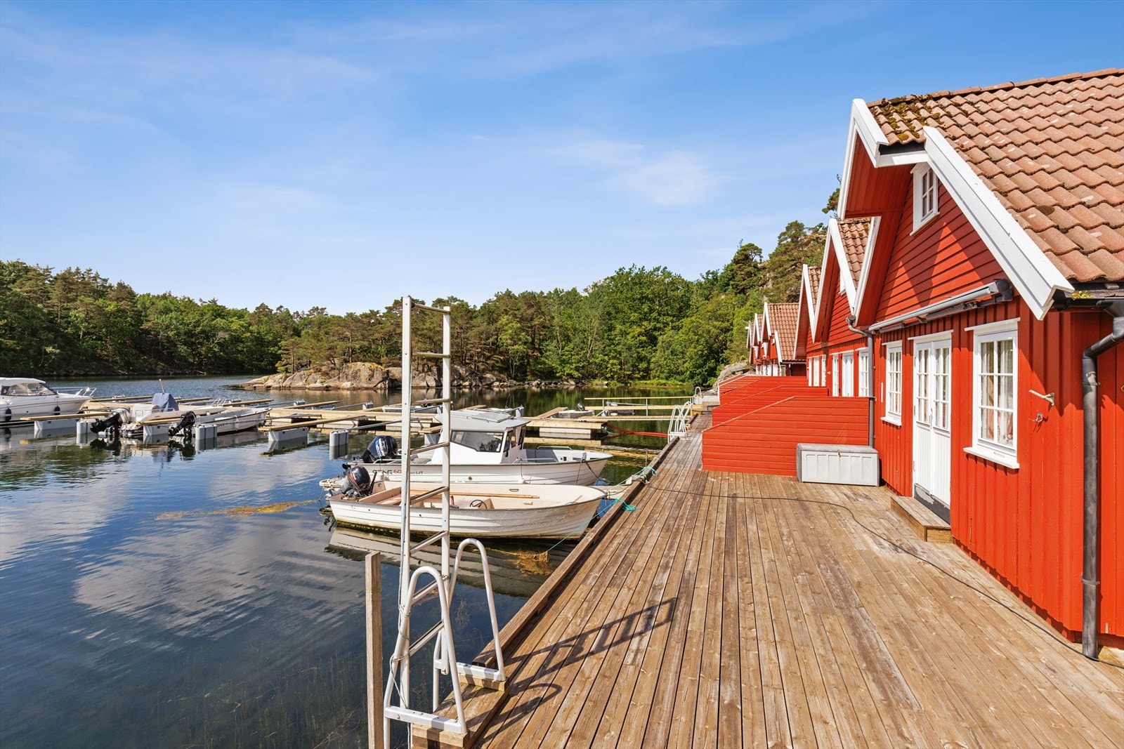 Det er god plass langs brygga. Den nærmeste båten som ligger tilhører selger Galleribilde