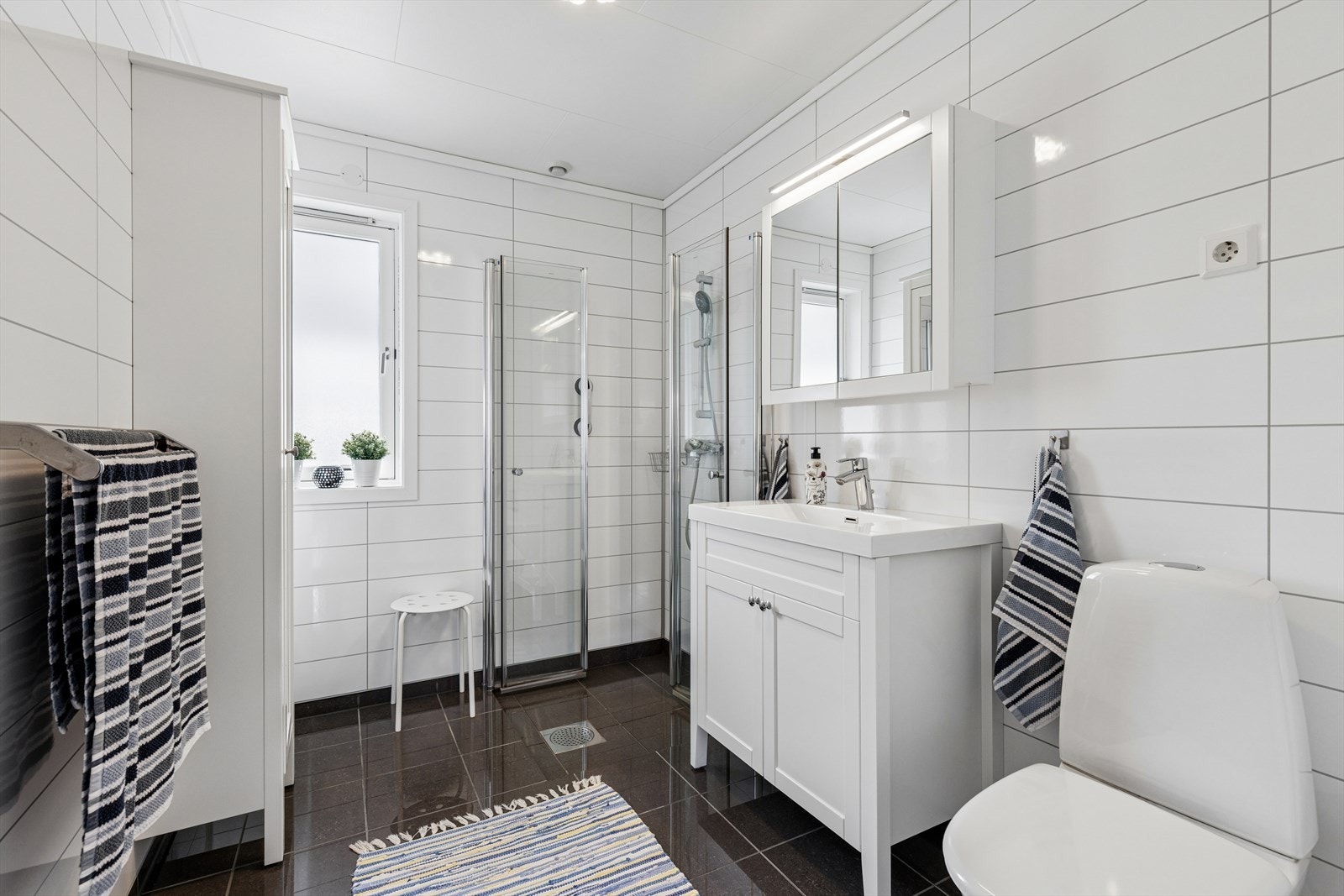 Pent baderom med dusjnisje, servant og WC Galleribilde