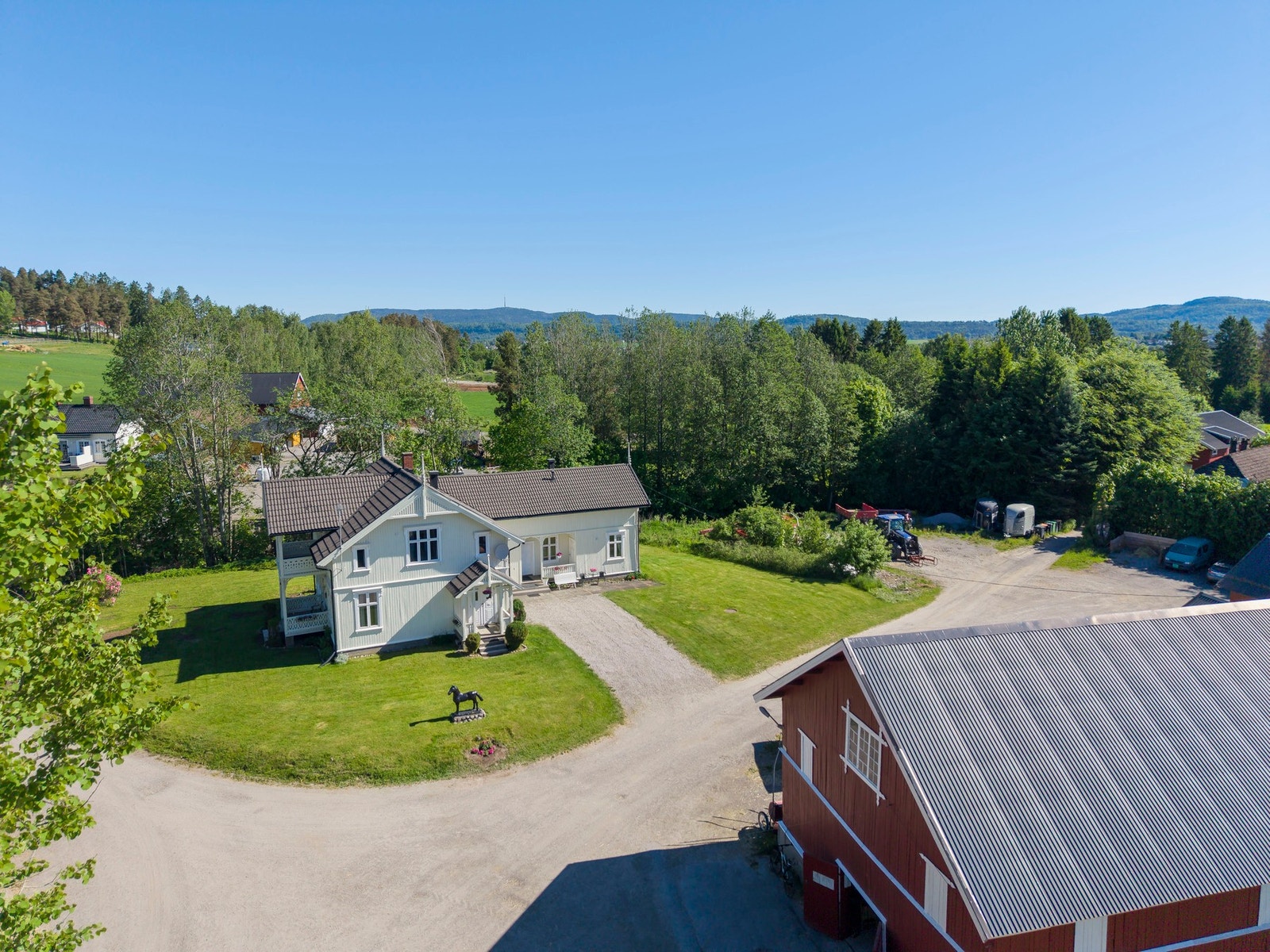 Idyllisk og usjenert eiendom i et etabler landbruks- og boligområde vest for Nenset Galleribilde