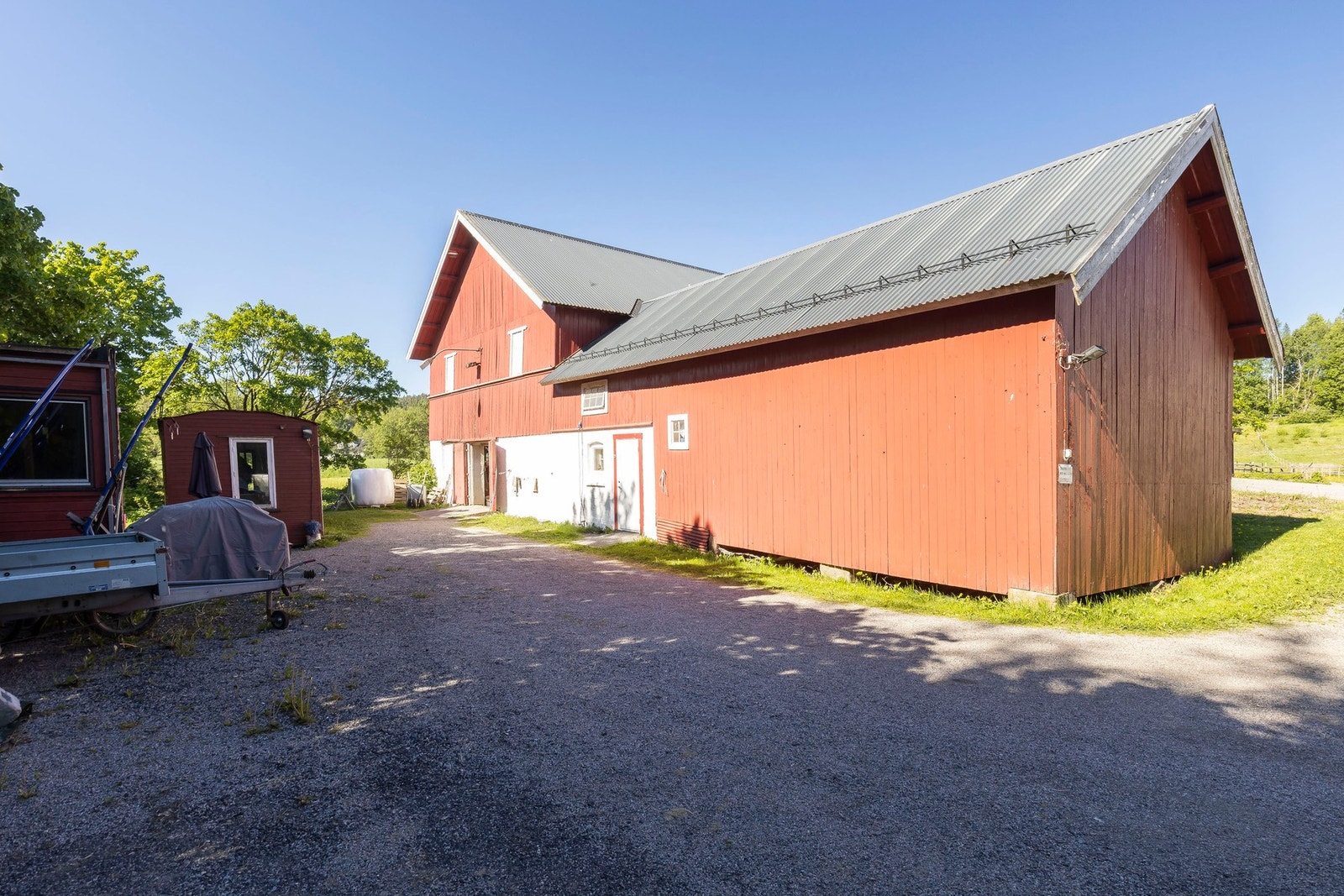 Stallen leies ut i dag for kr. 96 000,- pr. år Galleribilde
