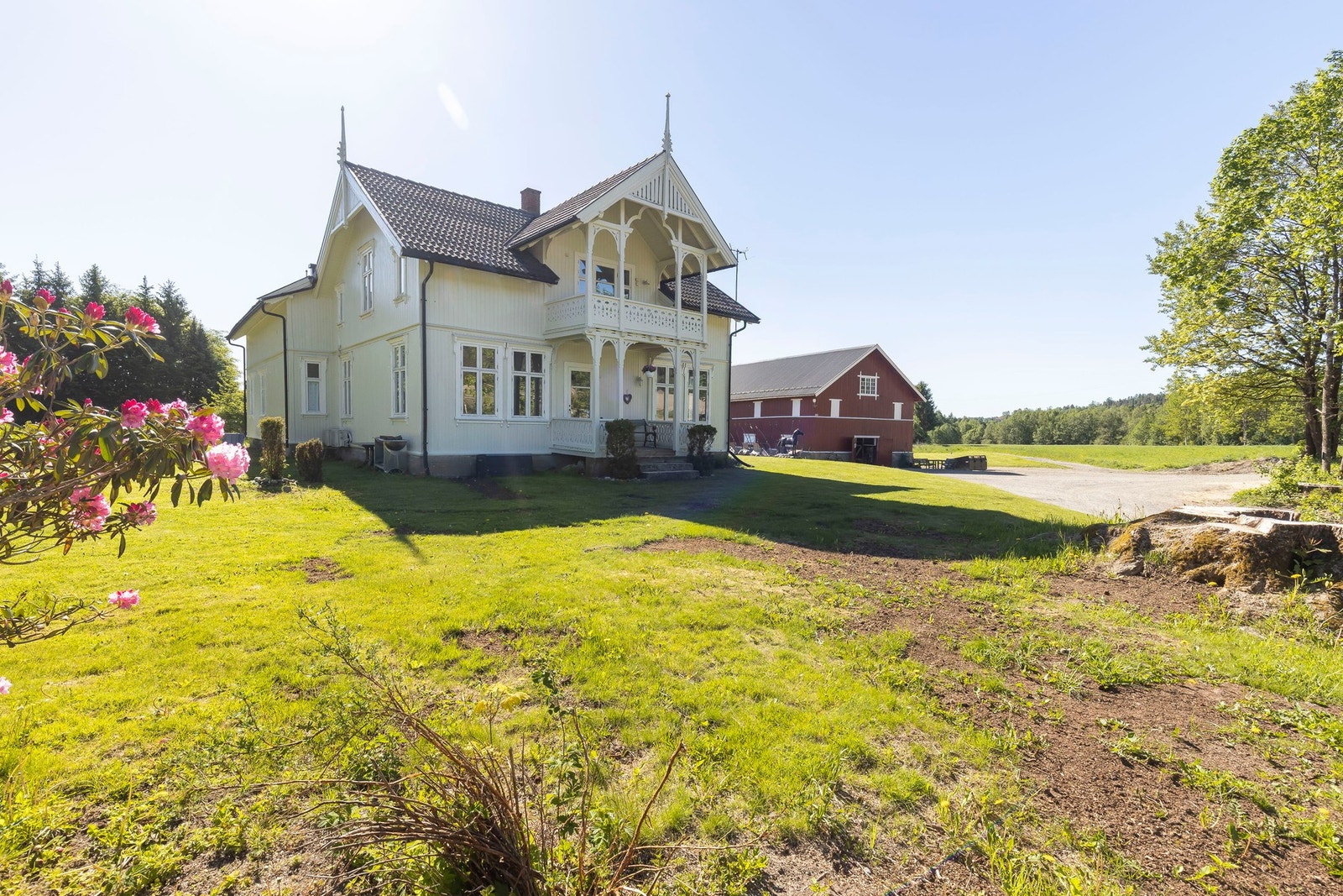 Her får du en komplett gårdseiendom med lange tradisjoner innen jordbruk, romslige jorder av god kvalitet og fullt utbygd hesteanlegg Galleribilde