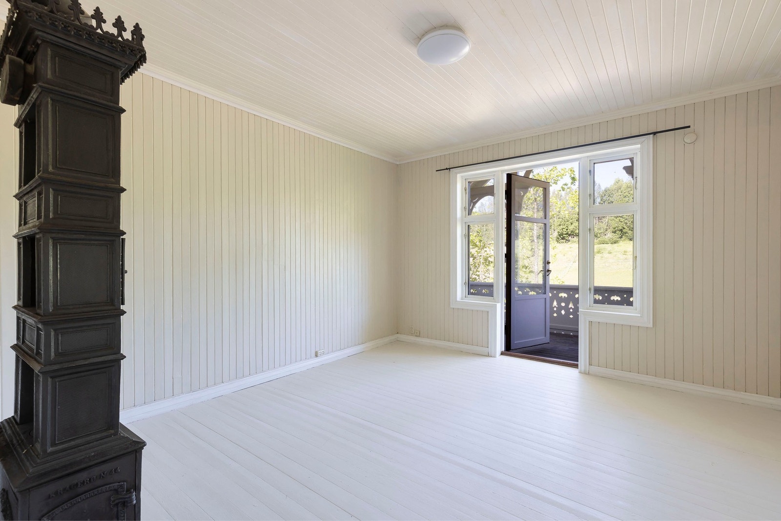 Romslig soverom med egen balkong Galleribilde