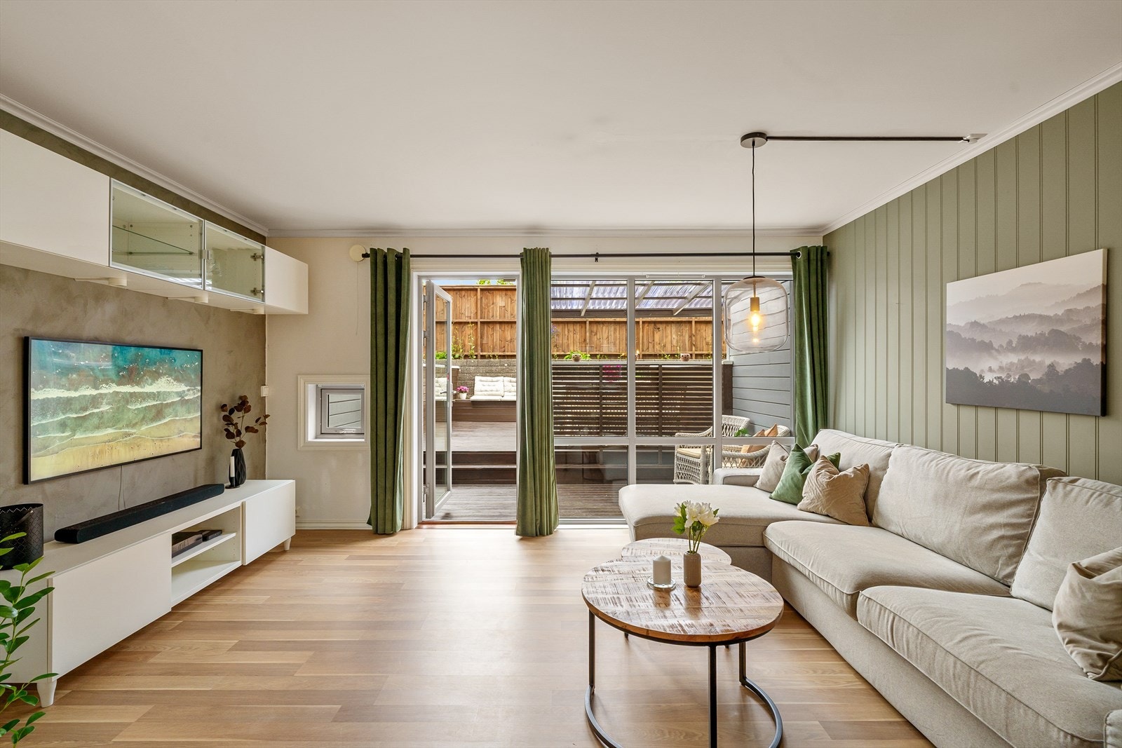 Stuen har plass til både sofagruppe og spisebord. Galleribilde