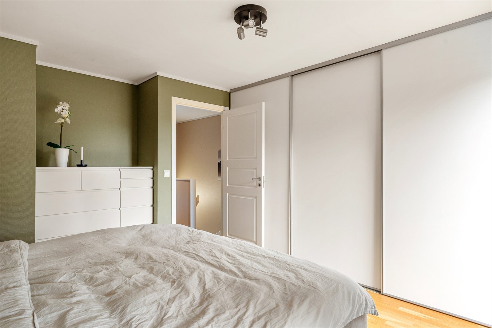 Stor skyvedørsgarderobe fra gulv til tak Galleribilde