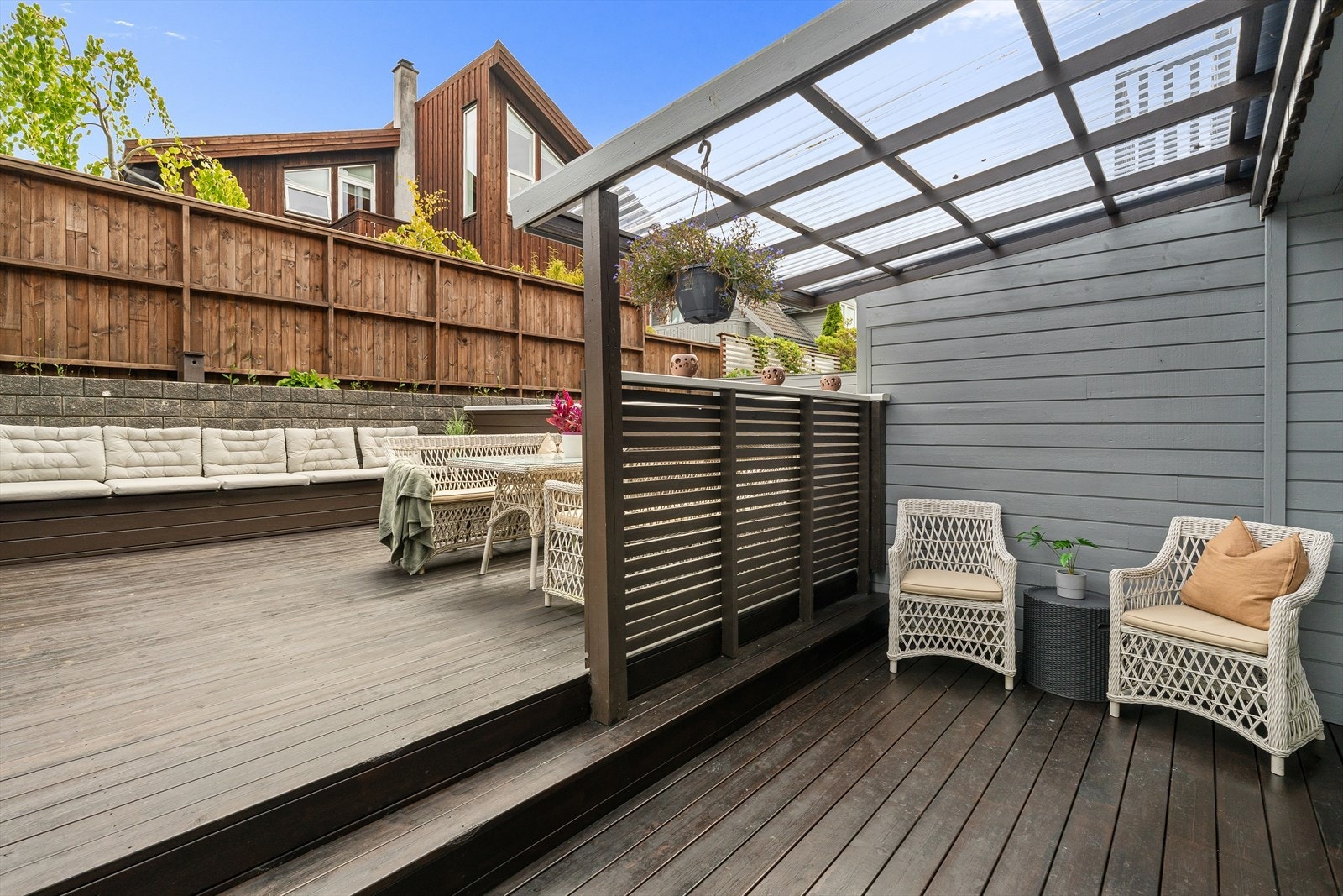 Kjekk, romslig og usjenert terrasse på baksiden av boligen Galleribilde