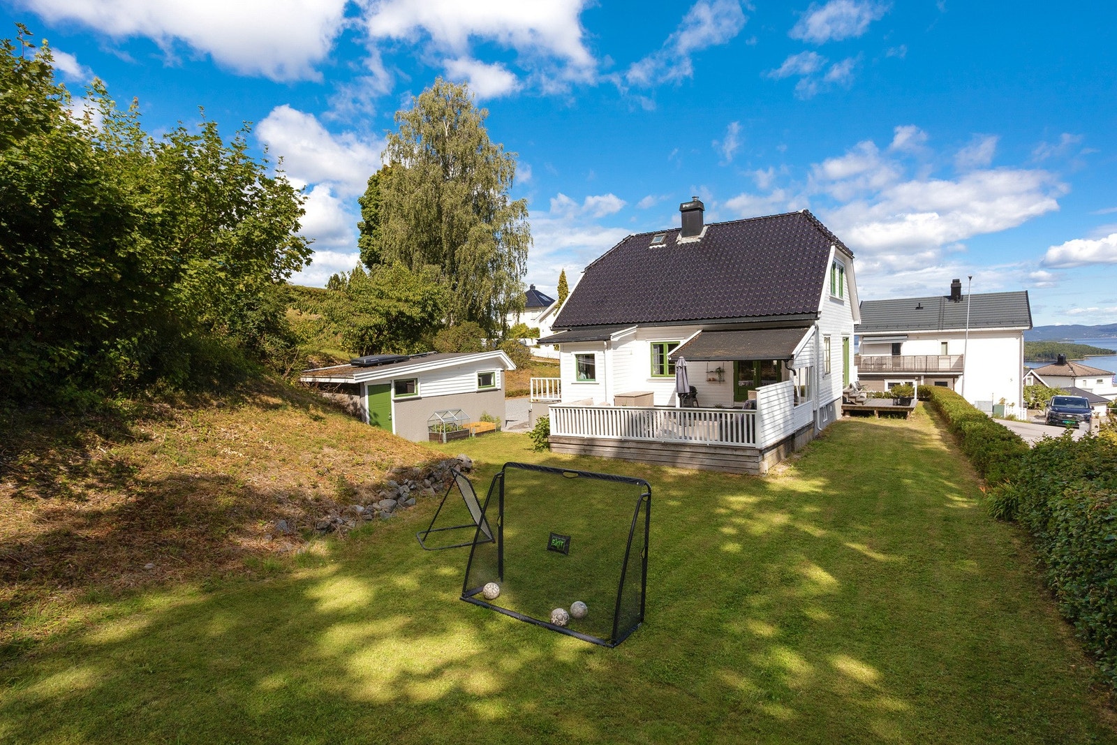 God plass for fotball i bakhagen Galleribilde