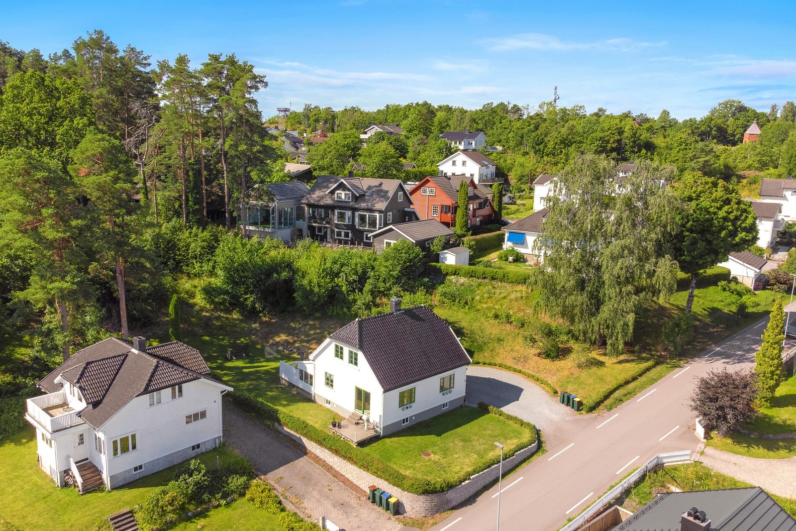 Her ser vi et dronebilde av huset med Åsen i bakkant Galleribilde