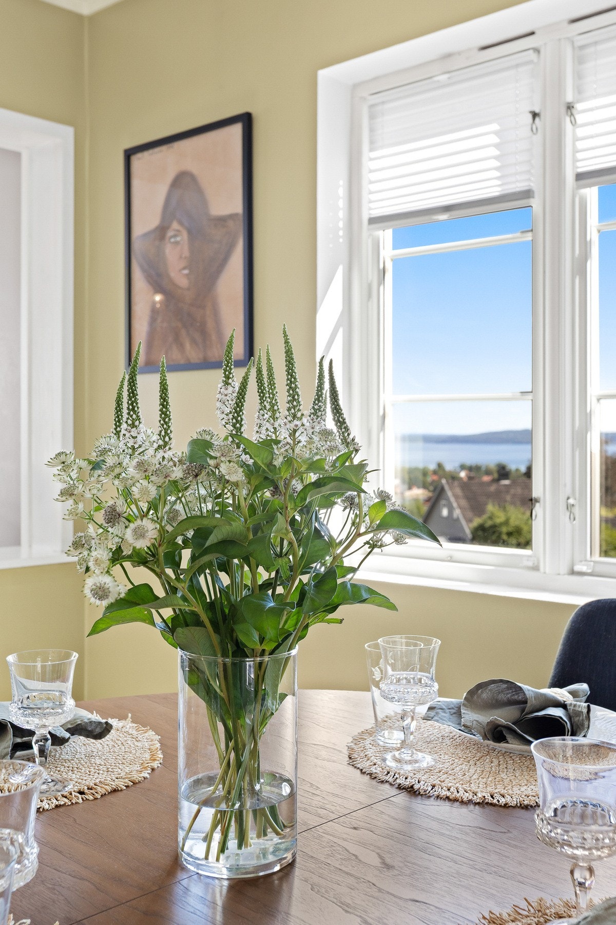 Kortreiste blomseter fra egen hagen og fin utsikt Galleribilde