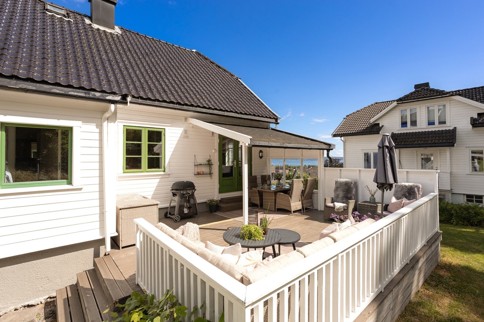 En stor og deilig terrasse som er delvis overbygget Galleribilde