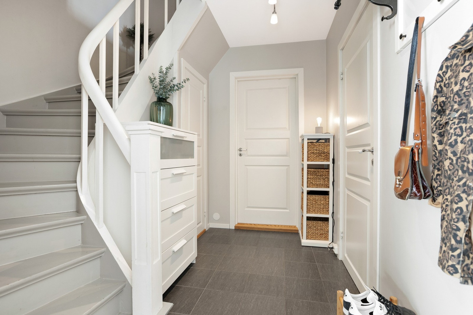 Da fortsetter vi opp den pene originale trappen til 2. etasje Galleribilde