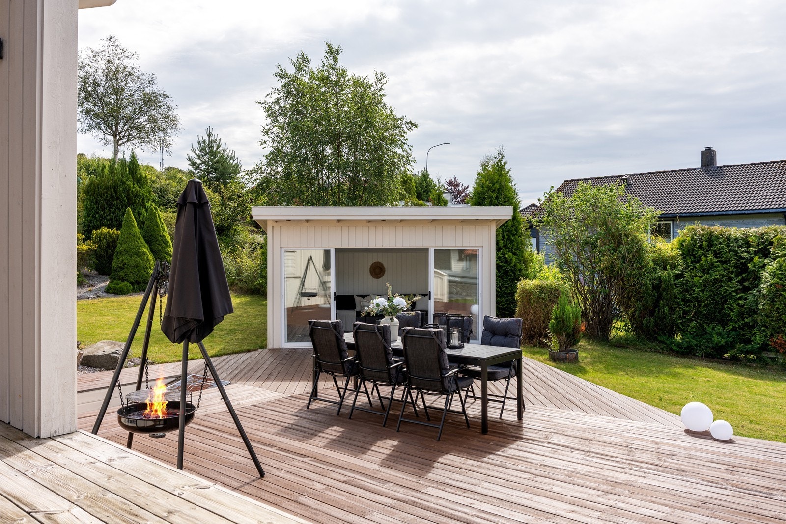 Terrassen har gode solforhold og rikelig med plass til flere sittegrupper, solsenger og parasoll. Galleribilde