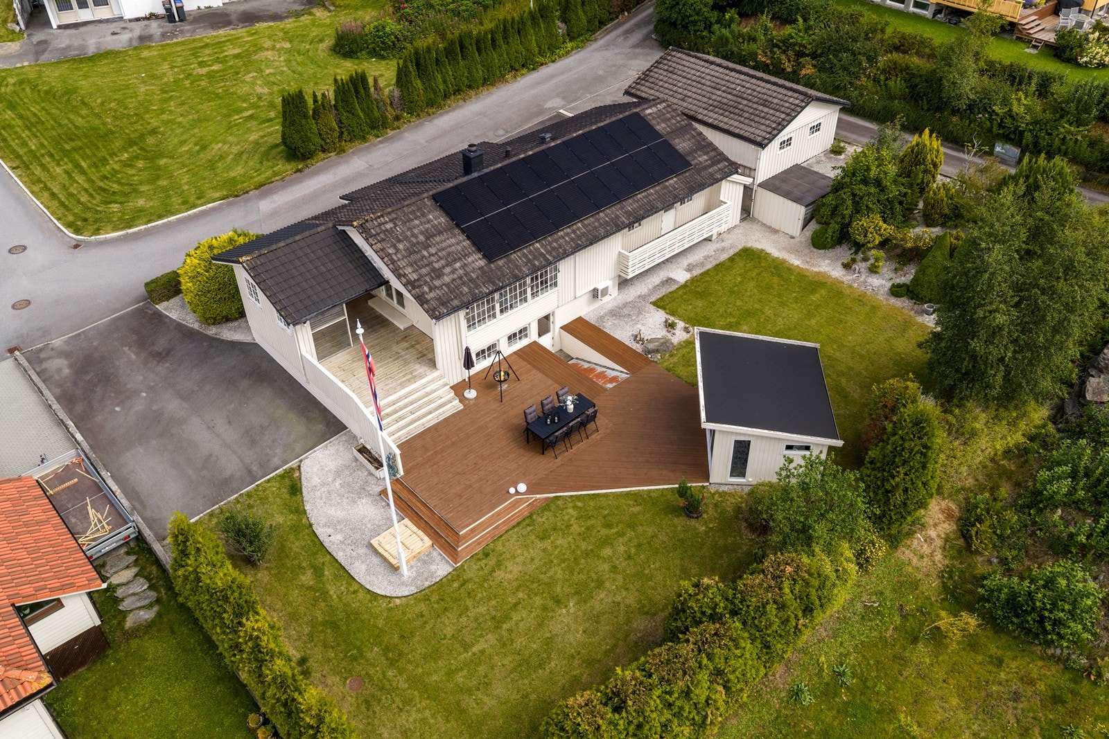 Eiendommen har en nydelig hage som er flott opparbeidet med grønn plen, terrasse og diverse beplantning. Galleribilde