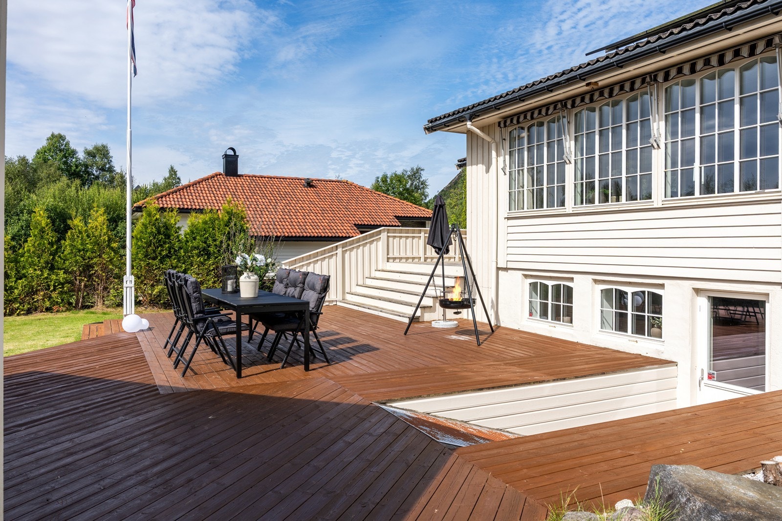 En flott og innholdsrik familiebolig med solrike uteområder, garasje og en nydelig opparbeidet hage. Galleribilde