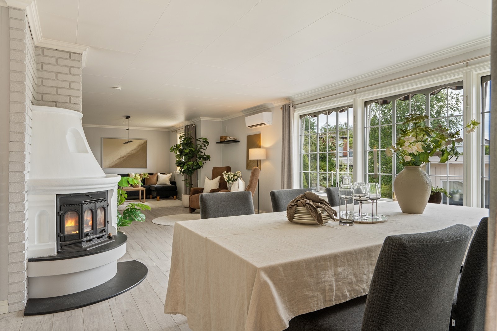 Stuen er stor og luftig med naturlig inndeling av de ulike sonene. Galleribilde