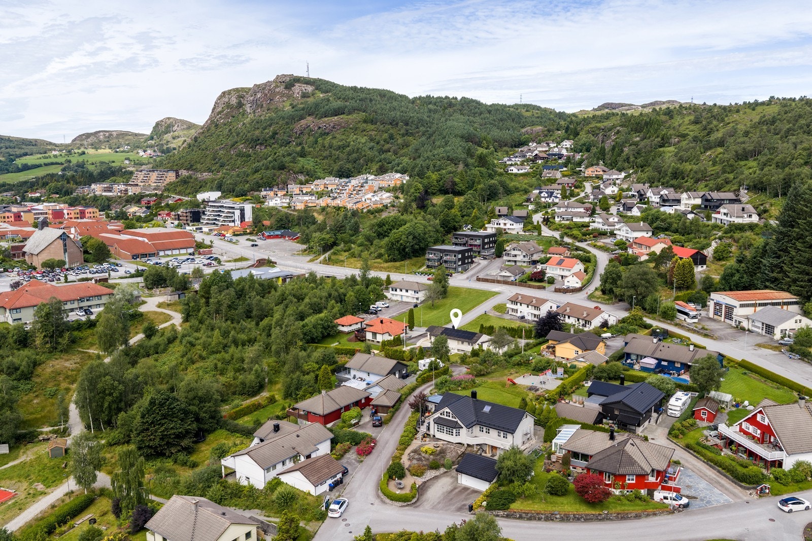 Det er gangavstand til Aksdal Senteret hvor du finner et utvidet butikk - og servicetilbud, samt Tysværtunet, Kino og Aksdal Bussterminal. Galleribilde
