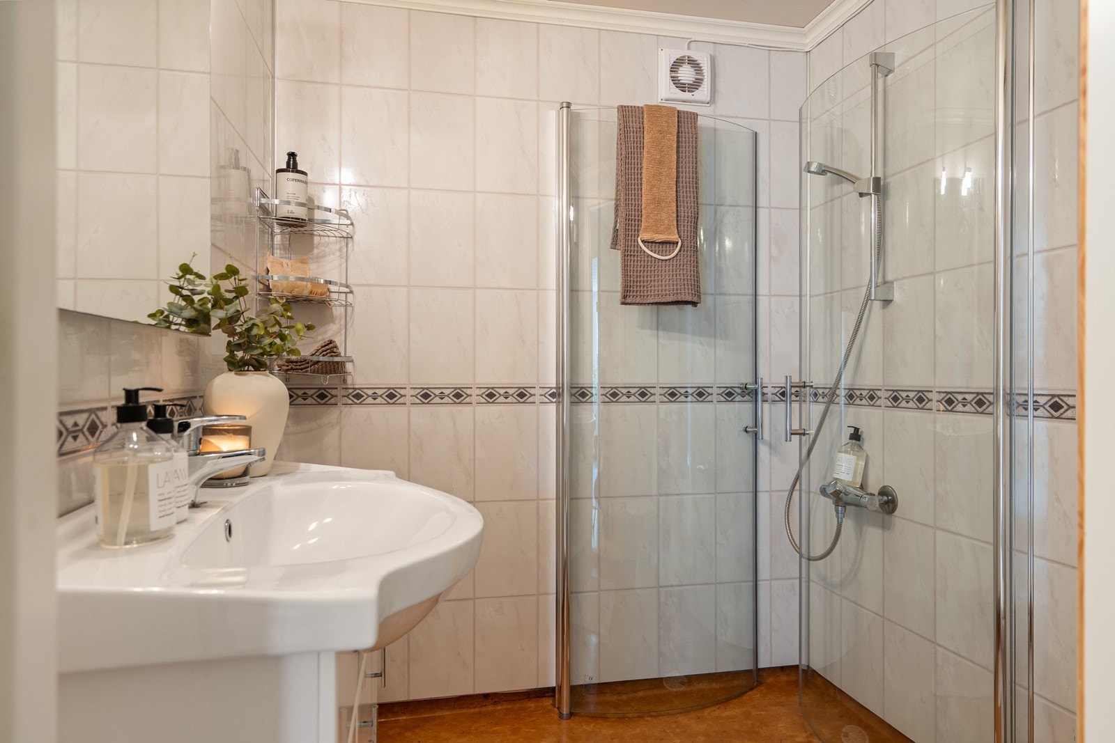 Innredet bad er utført med våtromsbelegg på gulv og fliser på veggflater. Det gjøres oppmerksom på at innredning av bad ikke er godkjent, ref. punkt om ferdigattest. Galleribilde