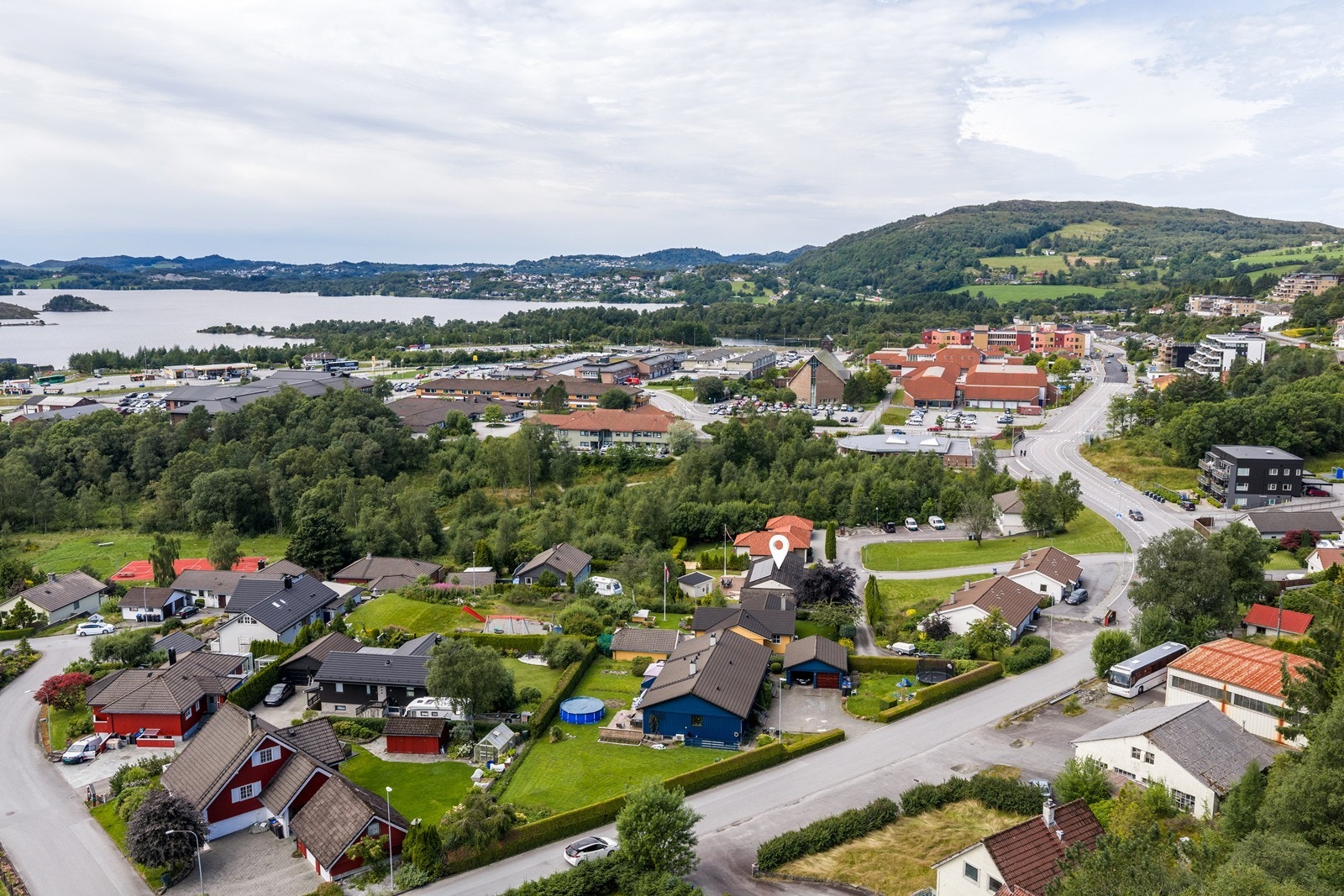 Det er flotte turterreng i området med bl.a Bongsatjørn, Alvanuten og Helgelandsfjellet m.m. Galleribilde