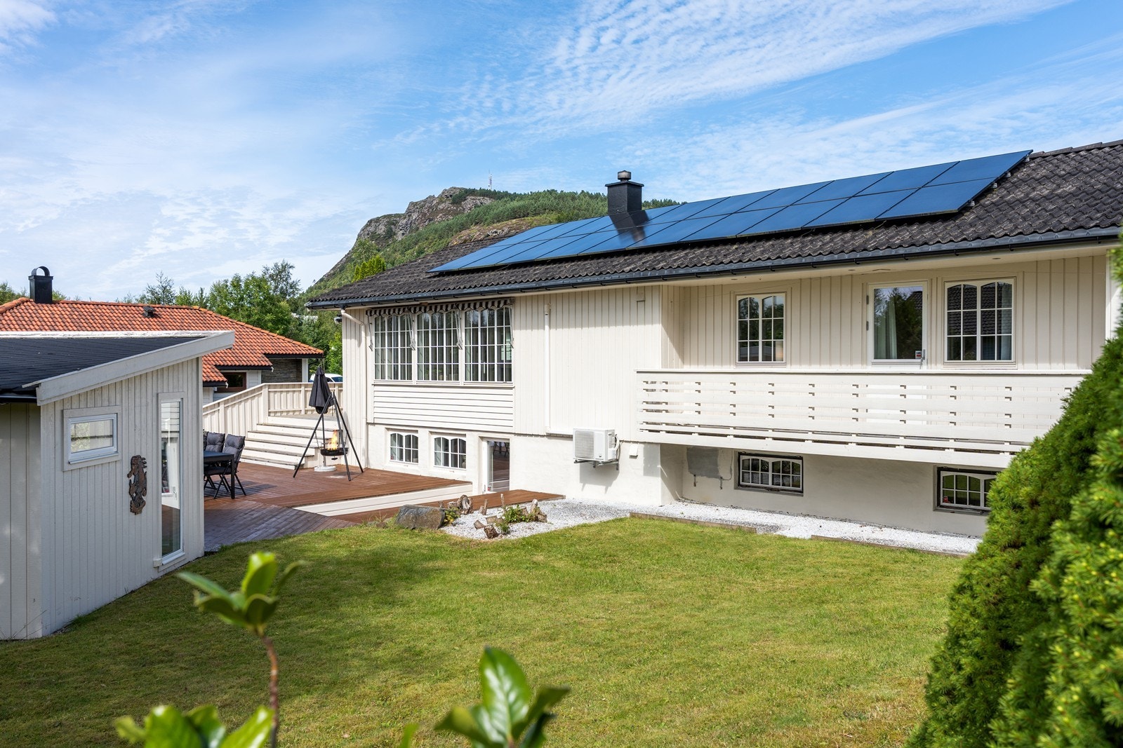 Grønn og flat plen - perfekt for lek og ballspill! Galleribilde