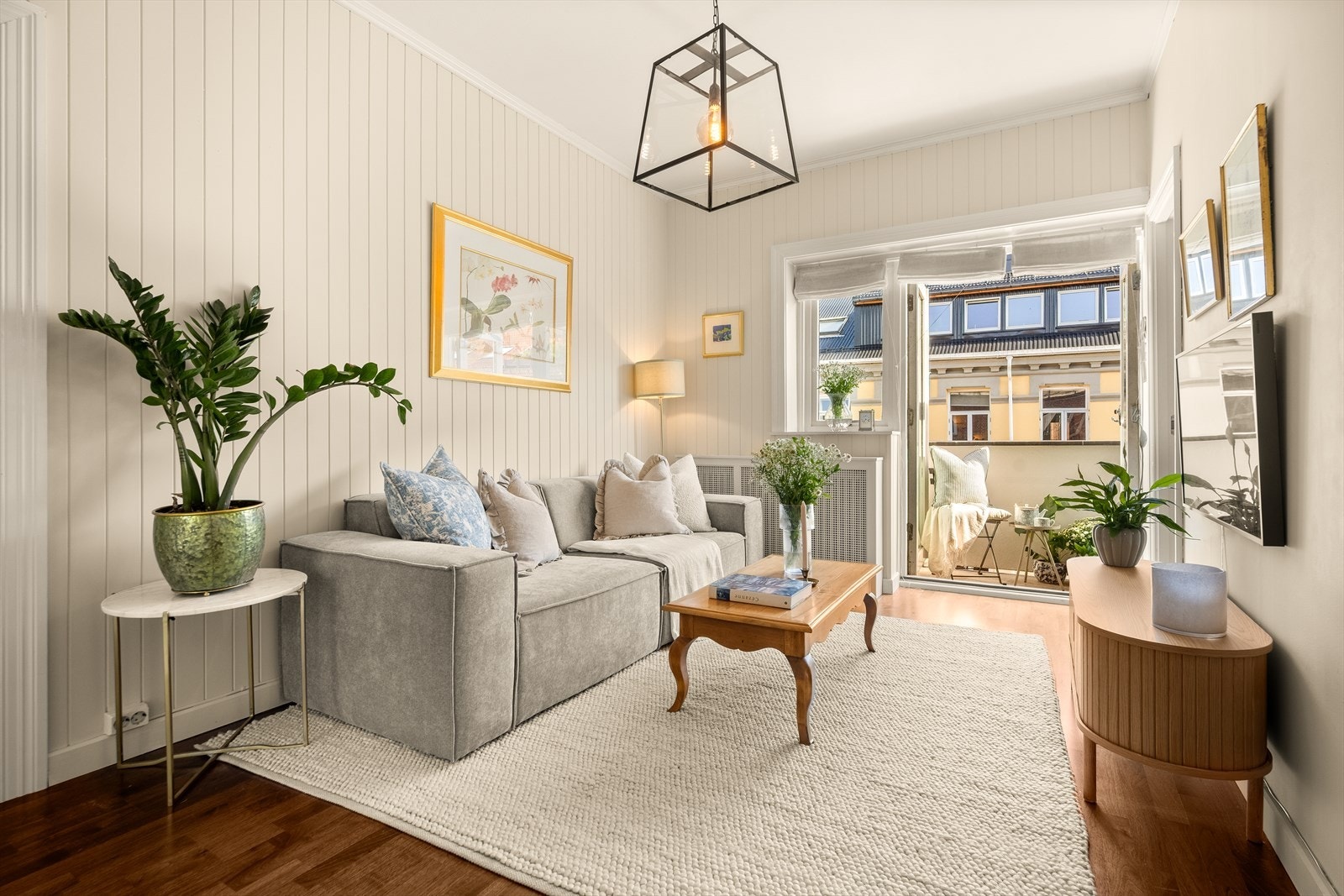 Store vindusflater slipper inn rikelig med naturlig lys og skaper en lys og luftig romfølelse. Galleribilde