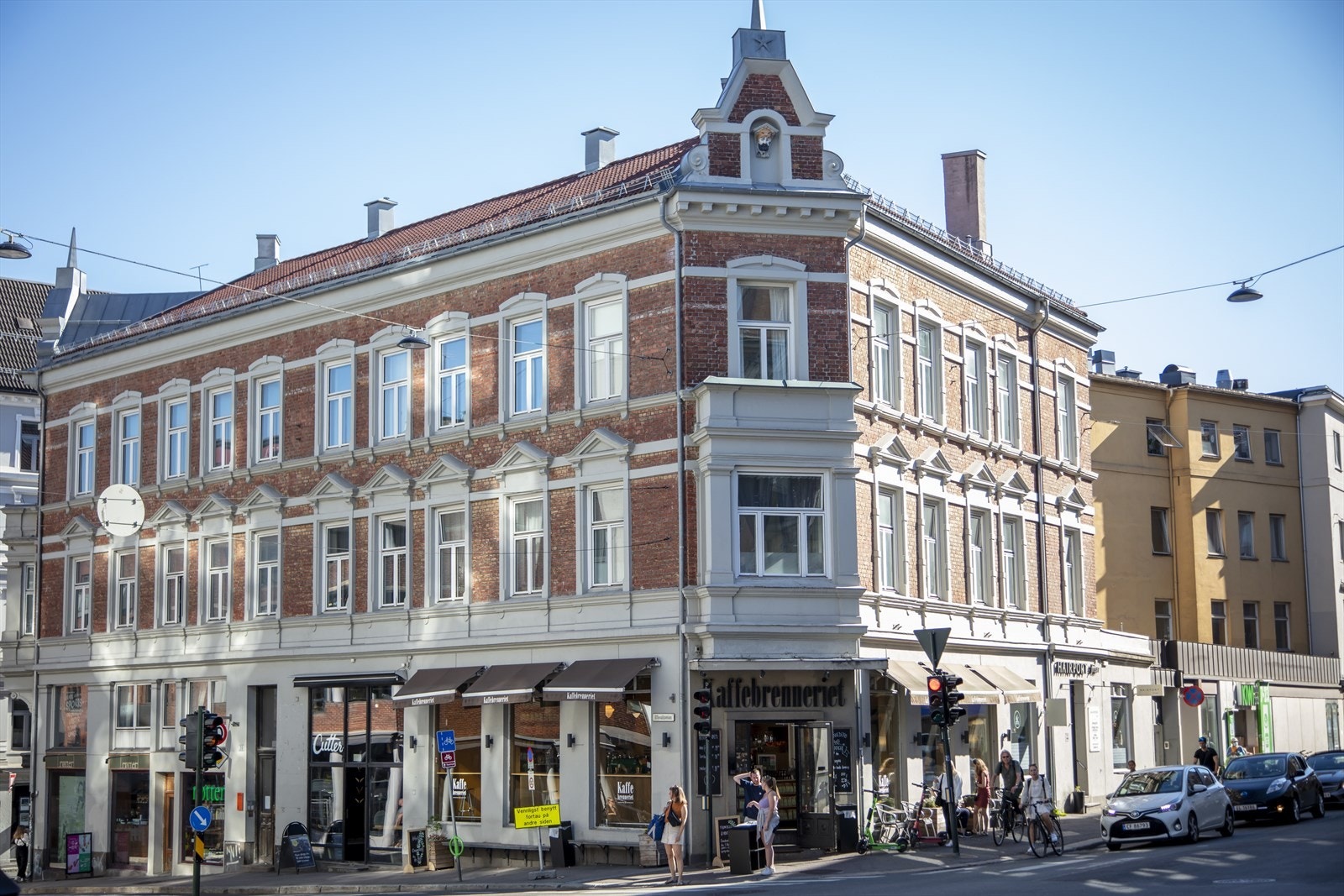 Området byr på et rikt utvalg av hyggelige caféer, restauranter, dagligvarebutikker, treningssentre og servicetilbud. Galleribilde