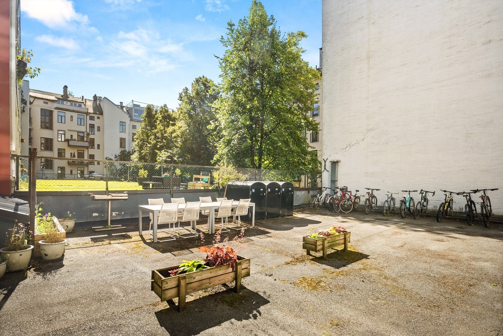 Borettslaget har en hyggelig bakgård med felles sittegruppe og sykkelparkering. Galleribilde
