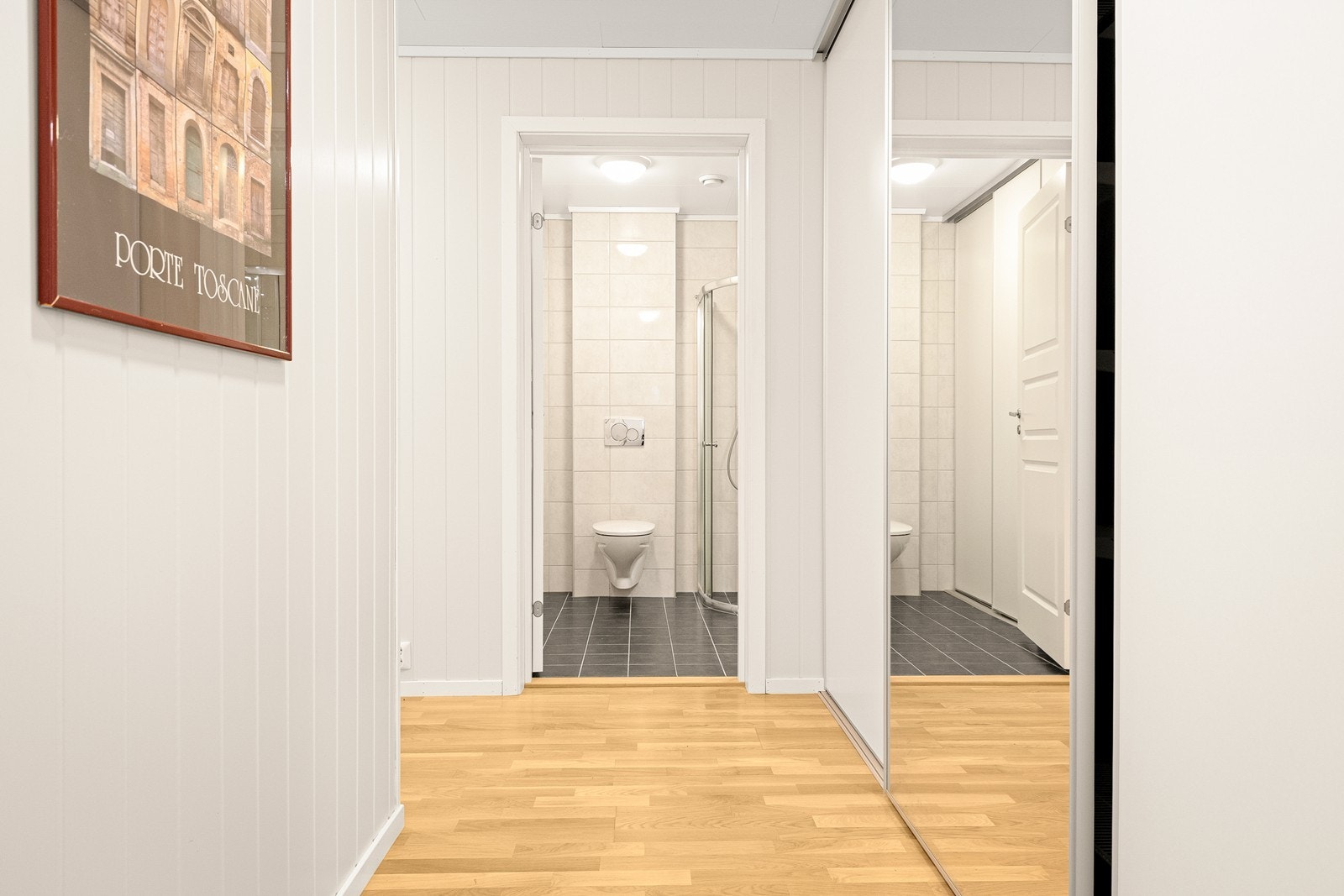 Innebygd gaderobeskap i gangen. Galleribilde