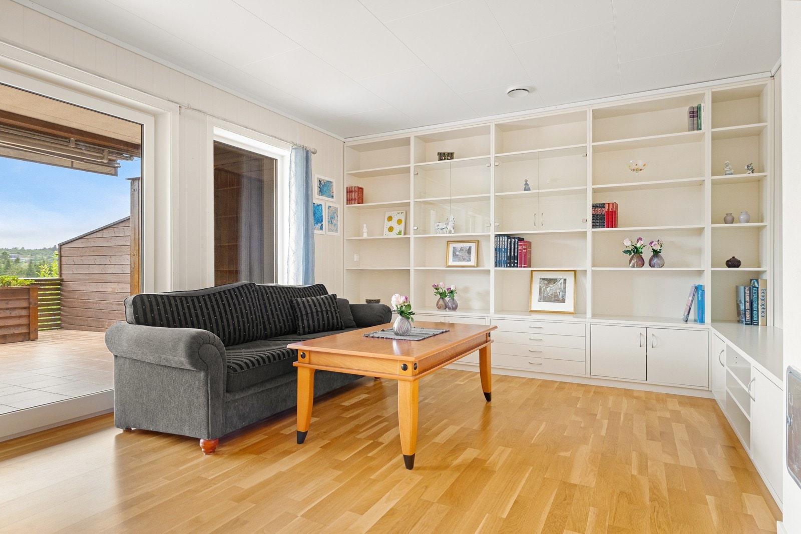 Stuen har store vindusflater som gjør at lyset flommer inn i rommet på fine dager. Galleribilde