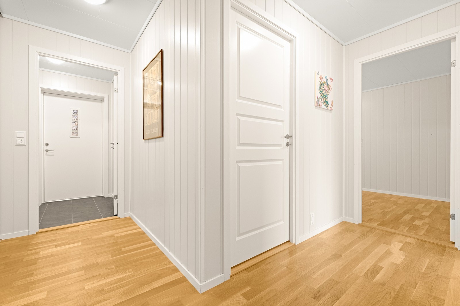 Romslig gang. Hele leiligheten er lys og trivelig med standard fra 2012. Galleribilde