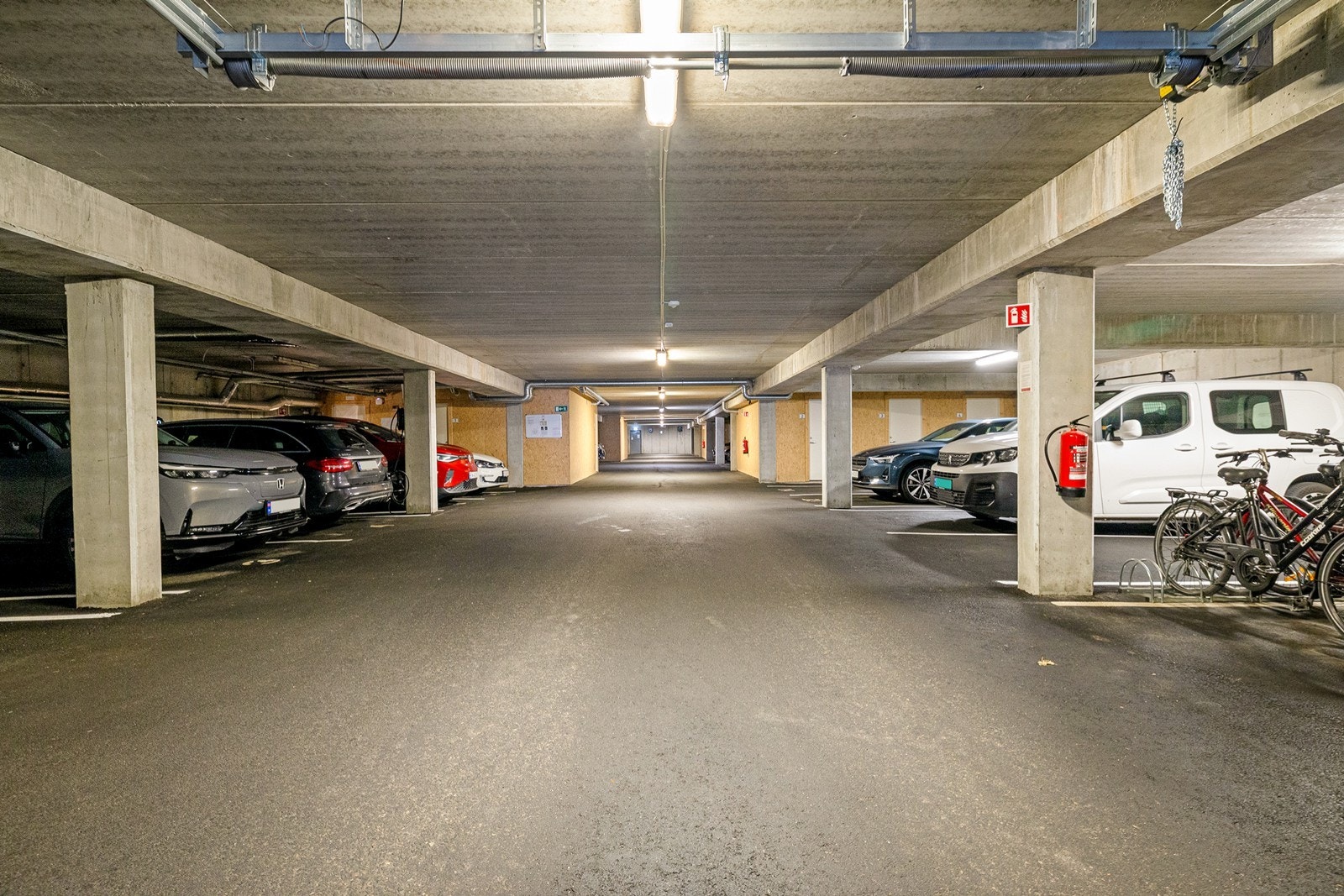 Med leiligheten følger det også en fast garasjeplass i garasjeanlegg og en bod. Galleribilde