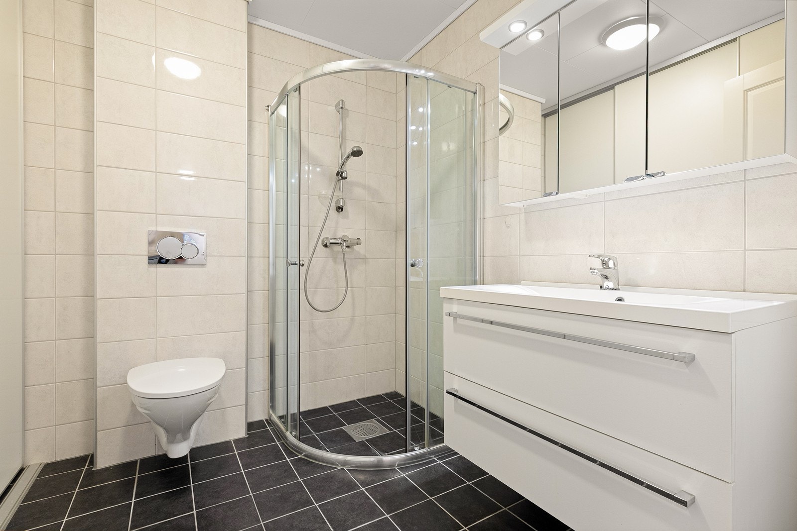 Badet har et areal på 5,8 m² og har fliser på gulv og vegger. Galleribilde