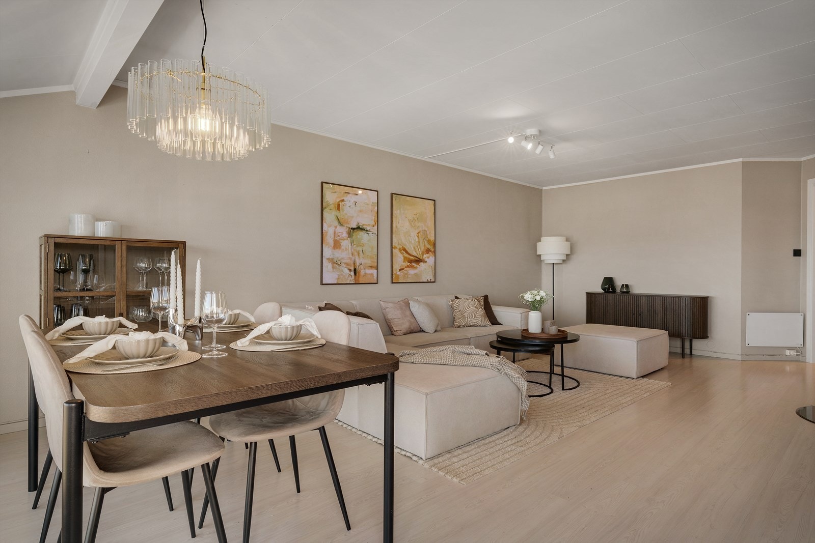 - Stuen er romslig og åpen med god plass for både sofa og spisebord, noe som gjør det enkelt å innrede etter dine behov - Galleribilde