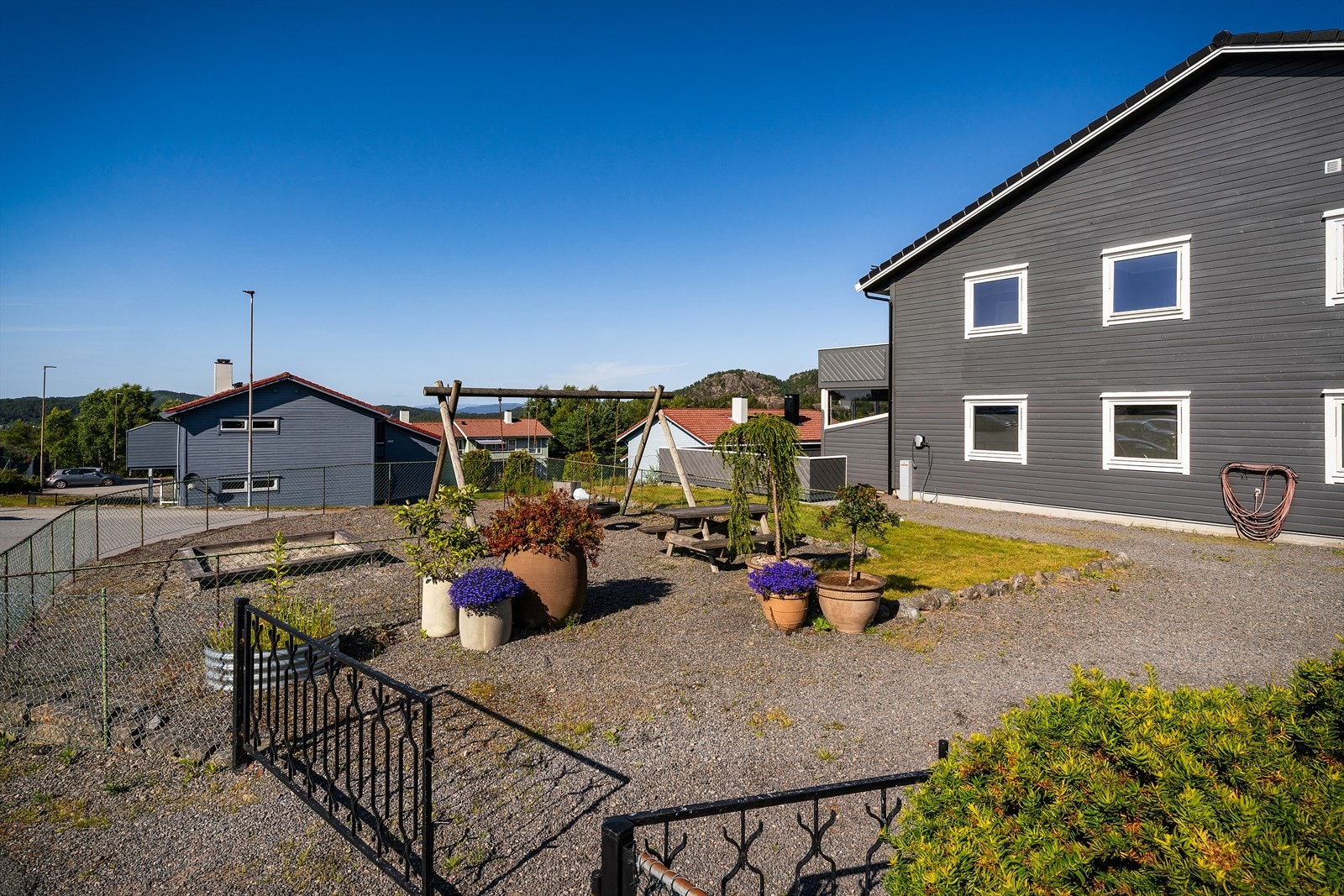 - Felles tomt for sameiet, flott opparbeidet med lekeplass og uteareal - Galleribilde