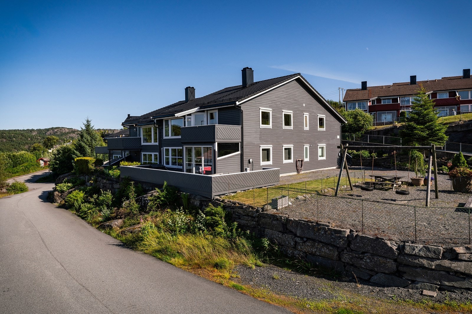 - Sameiet består av åtte seksjoner og har en attraktiv beliggenhet på Krokåsfeltet, Askøy - Galleribilde