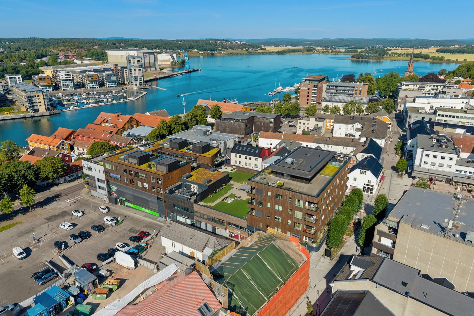 Området rundt Foyntaket tilbyr både ro og urban aktivitet. Galleribilde