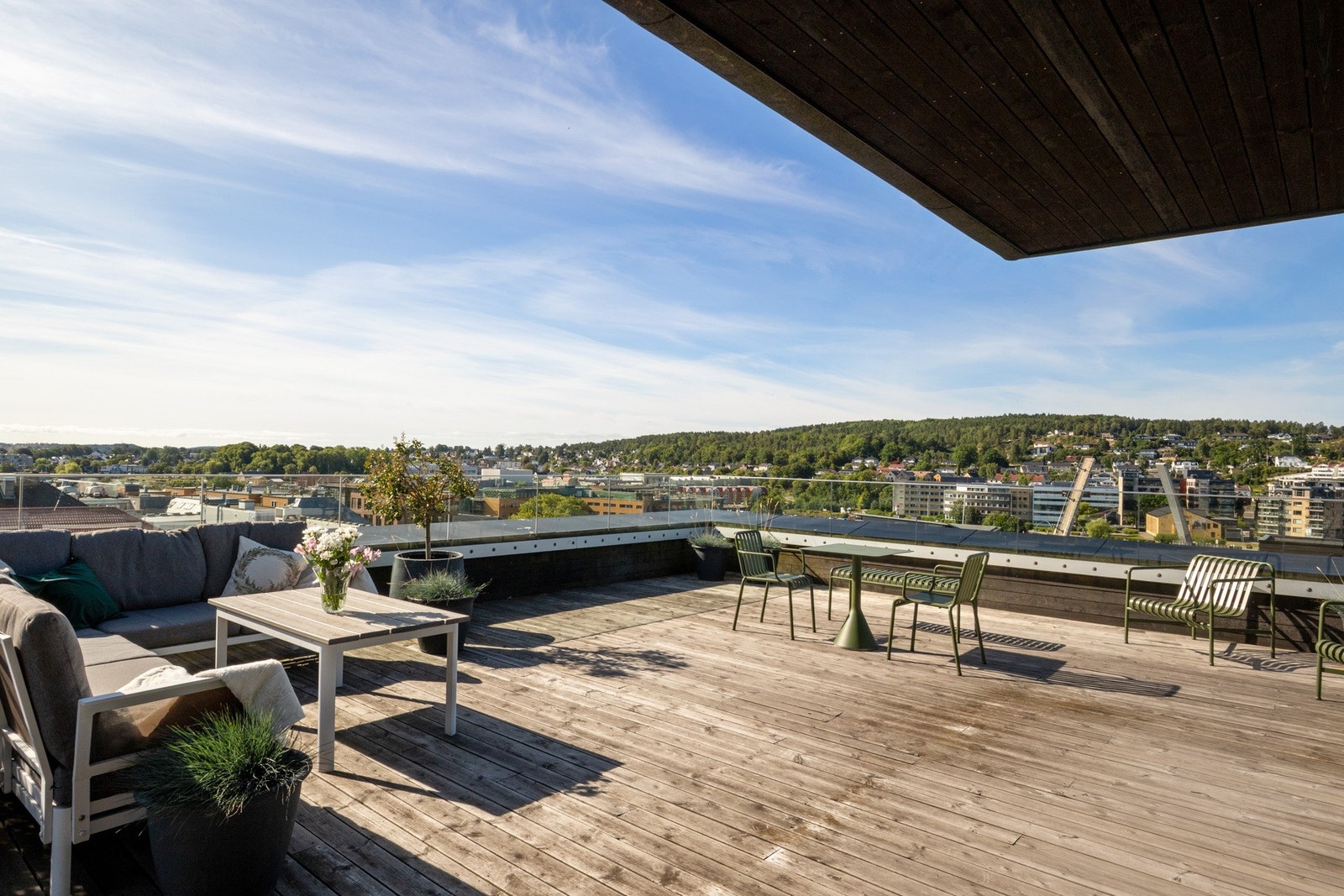 Foyntaket er et veletablert sameie med heis, et grønt og sosialt atrium med plen og sittegrupper, samt en solrik felles takterrasse med flott utsyn over byen. Galleribilde